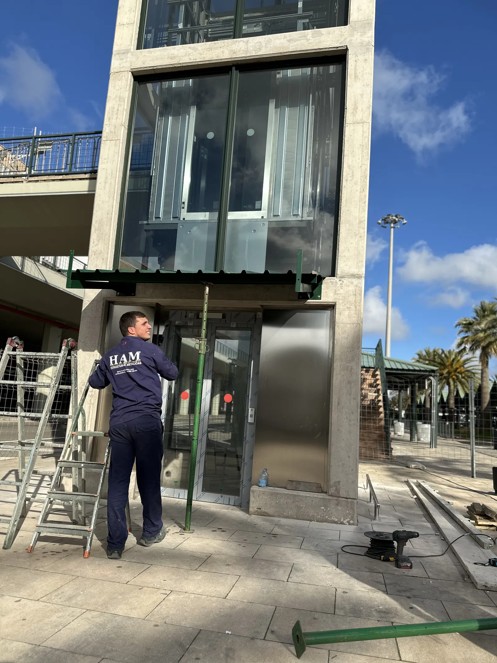 Ascensor panorámico del aeropuerto de Menorca. Pergolas de acero y ventanas de aluminio. - imagen 10