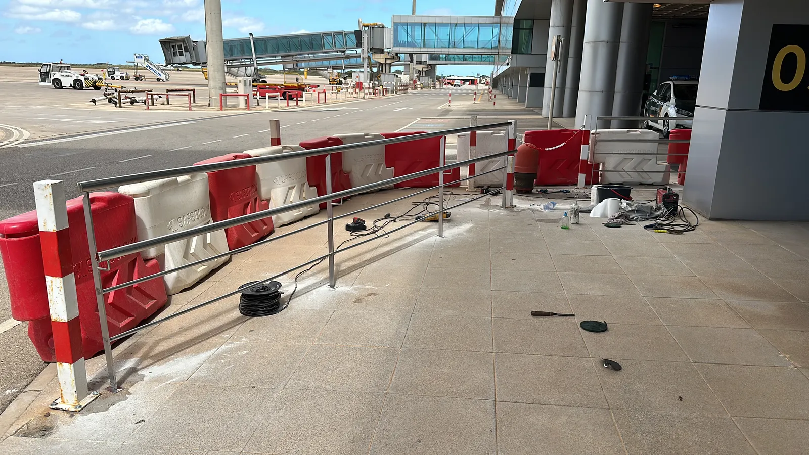 Barandilla de acero inoxidable en pista del aeropuerto de Menorca. en Menorca