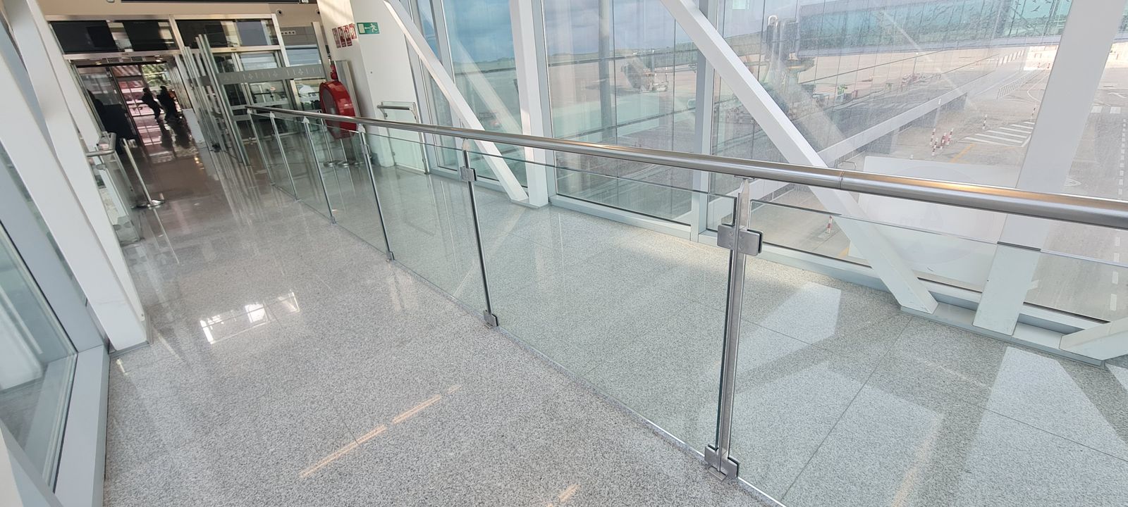 Barandilla de Acero Inoxidable y Vidrio Templado en el Aeropuerto de Maó en Maó (Aeropuerto de Menorca)