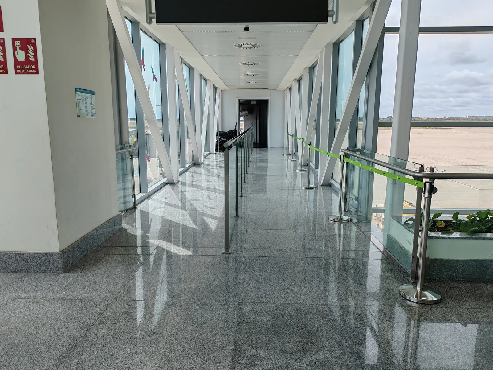 Barandilla de Acero Inoxidable y Vidrio Templado en el Aeropuerto de Maó - imagen 12