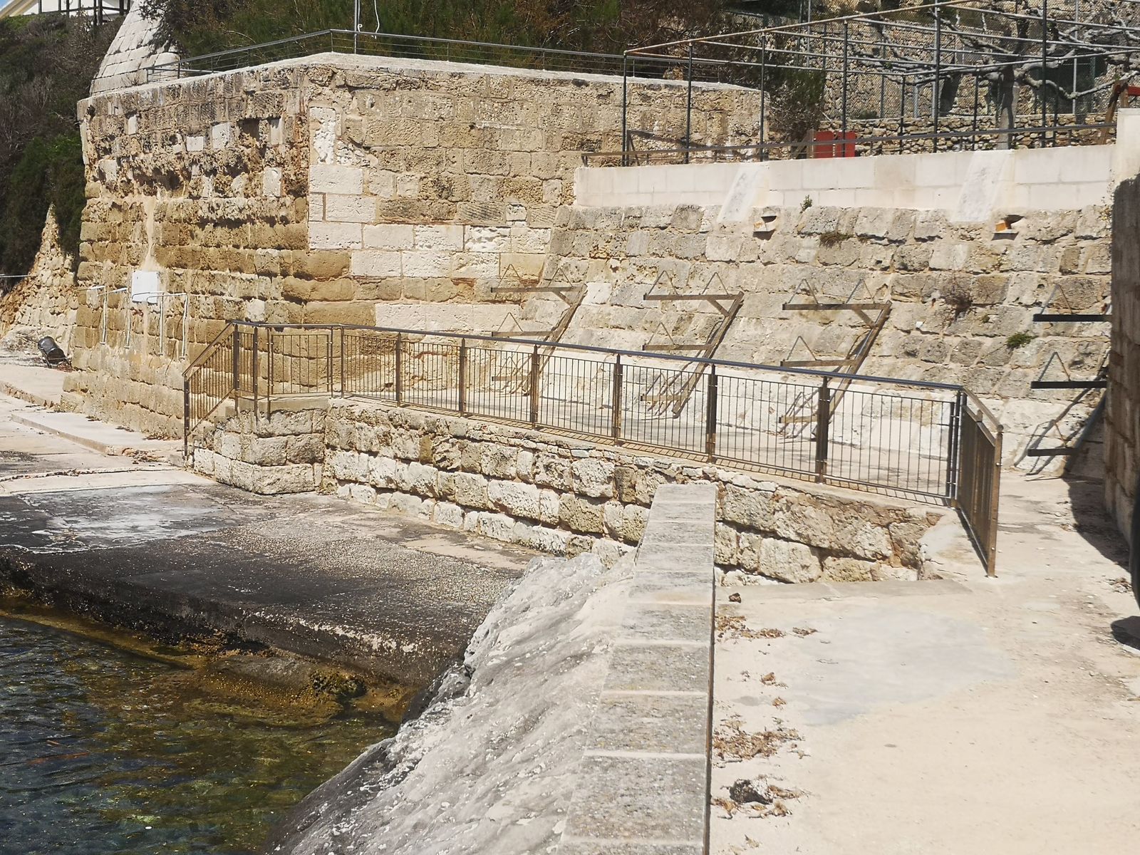 Barandilla de Seguridad en Rampa de Embarcadero en Es Castell en Es Castell (Cales Fonts)