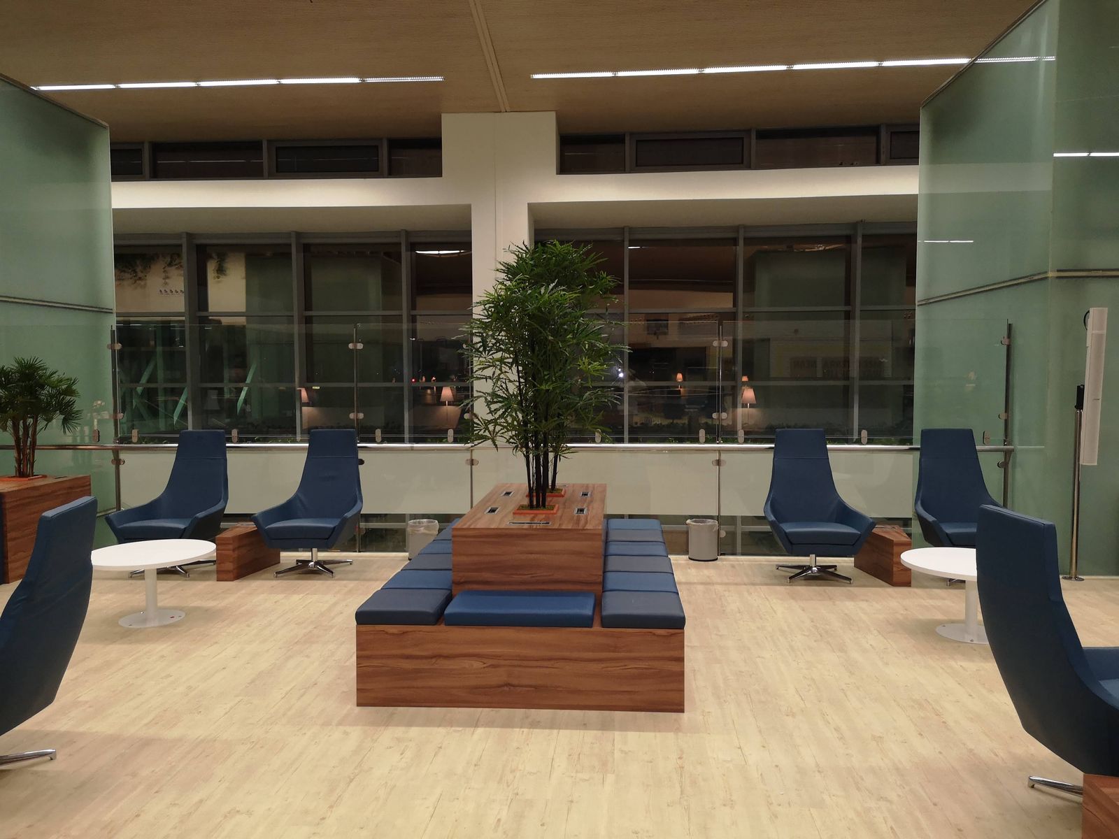Barandillas de Vidrio y Acero Inoxidable en Sala VIP del Aeropuerto - imagen 3
