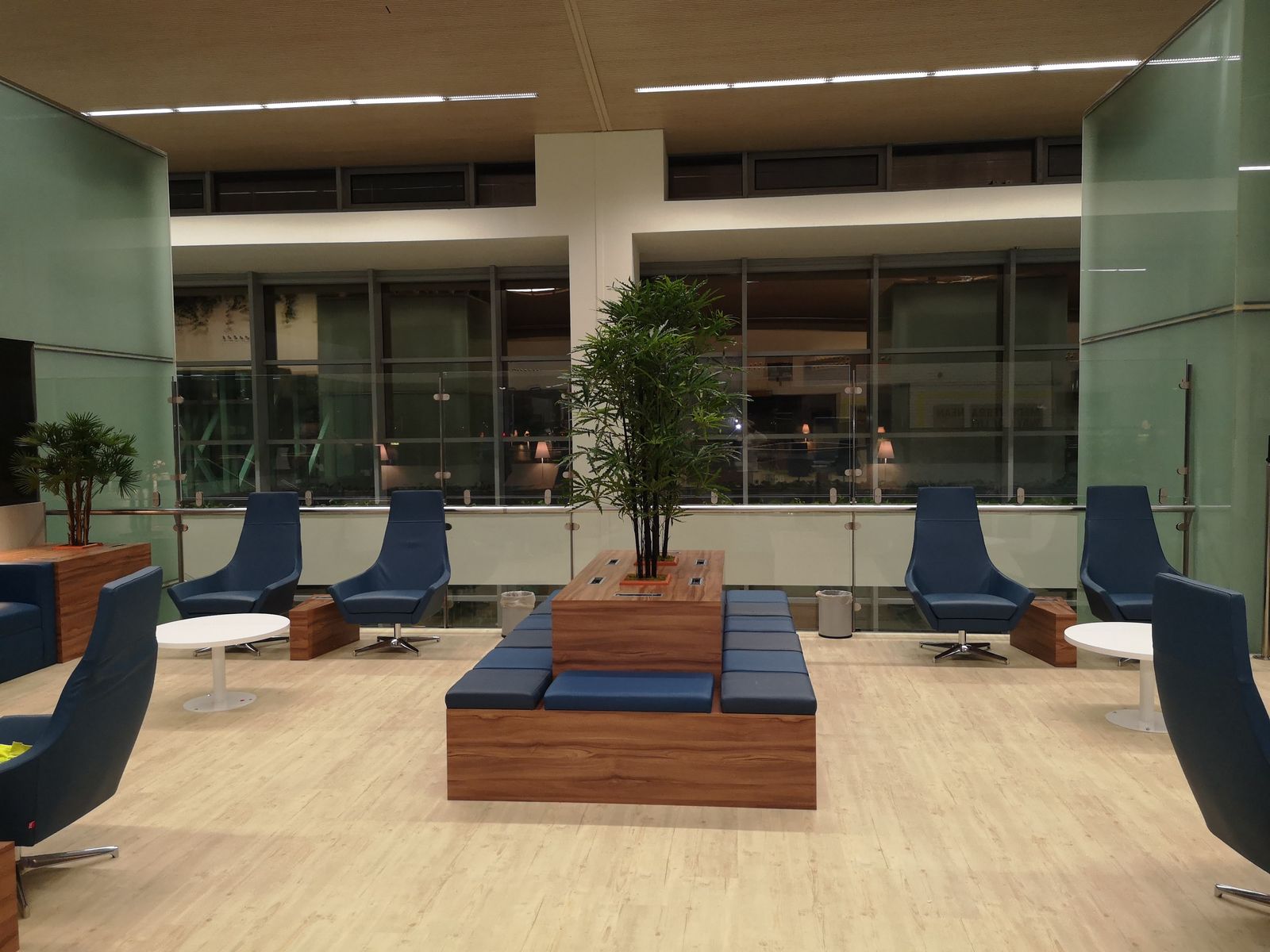 Barandillas de Vidrio y Acero Inoxidable en Sala VIP del Aeropuerto - imagen 4