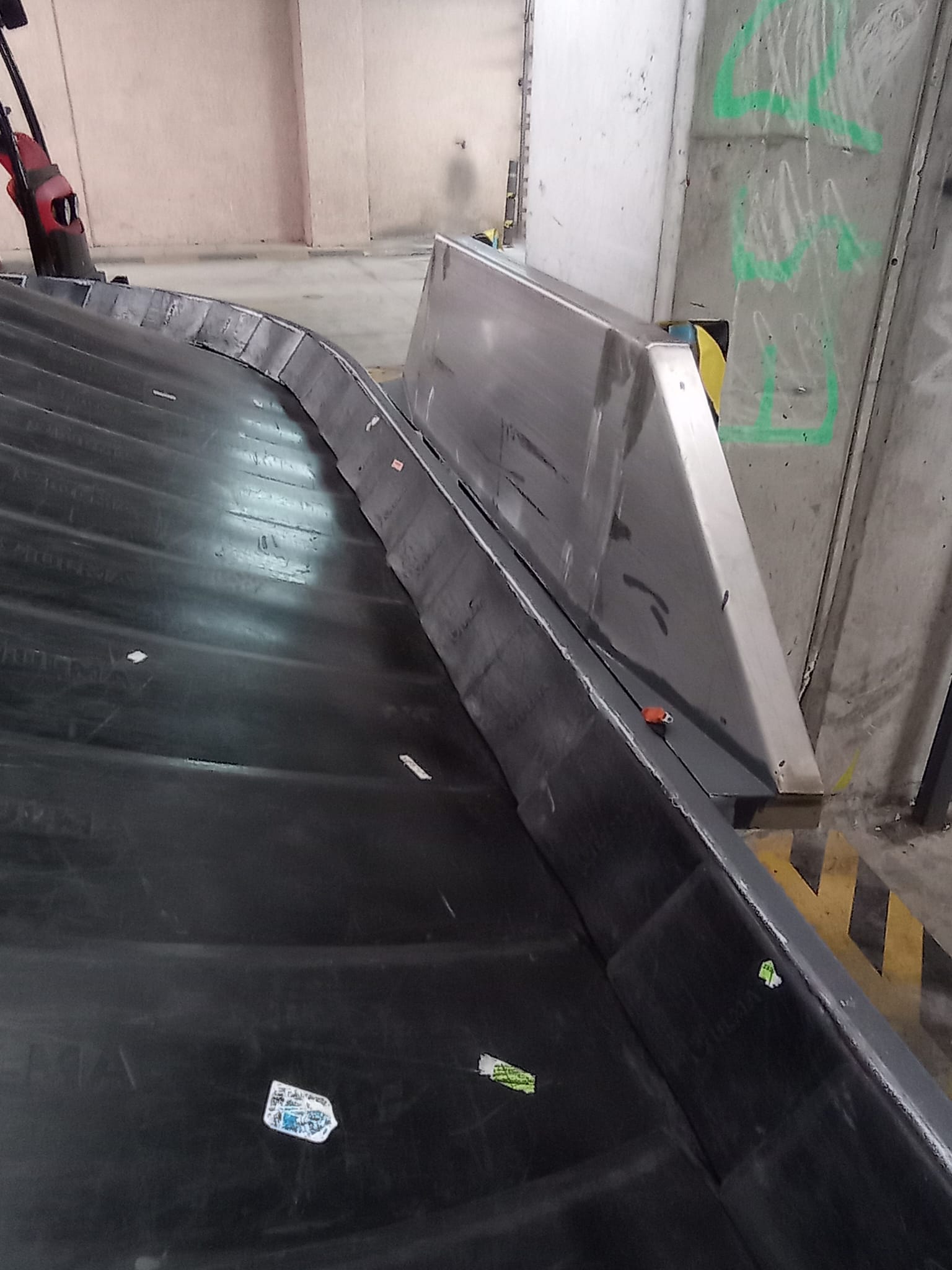 Barrera Antivuelco De Maletas Aeropuerto De Menorca - imagen 5