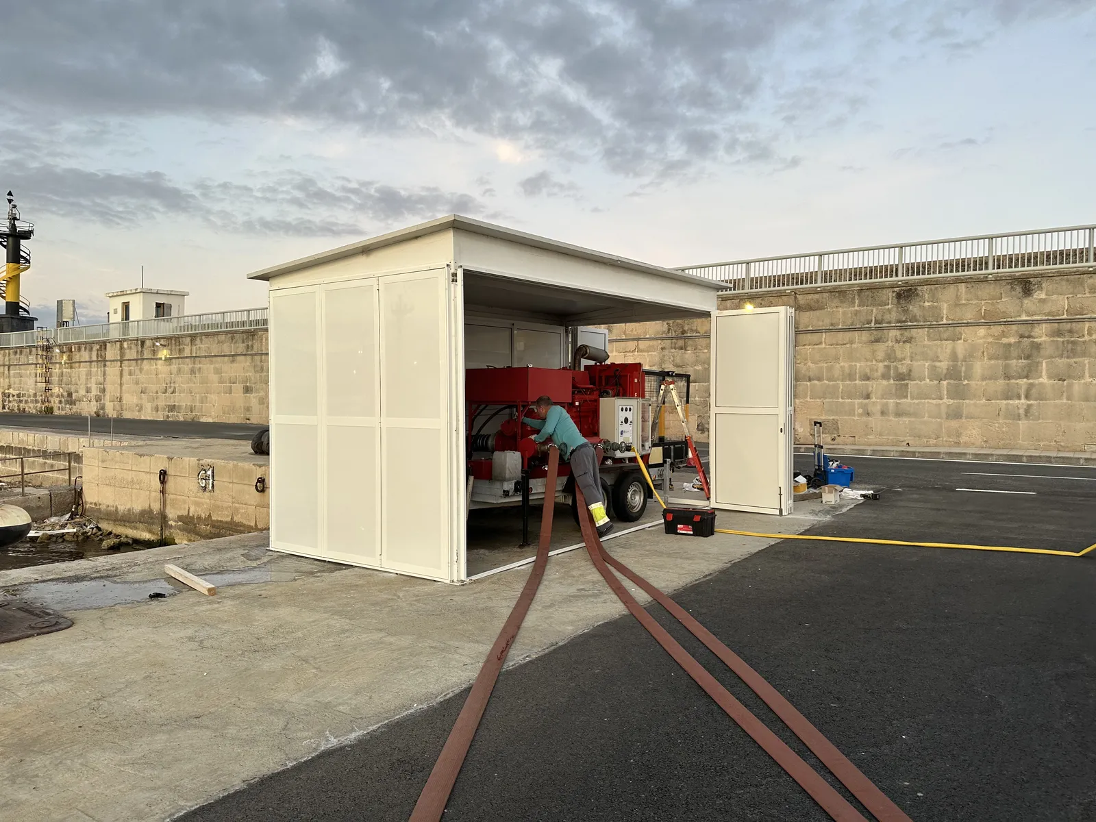 Caseta de acero inoxidable y cerramientos de aluminio para carro generador en Porto pi (palma de mallorca) para Exolum España en Menorca
