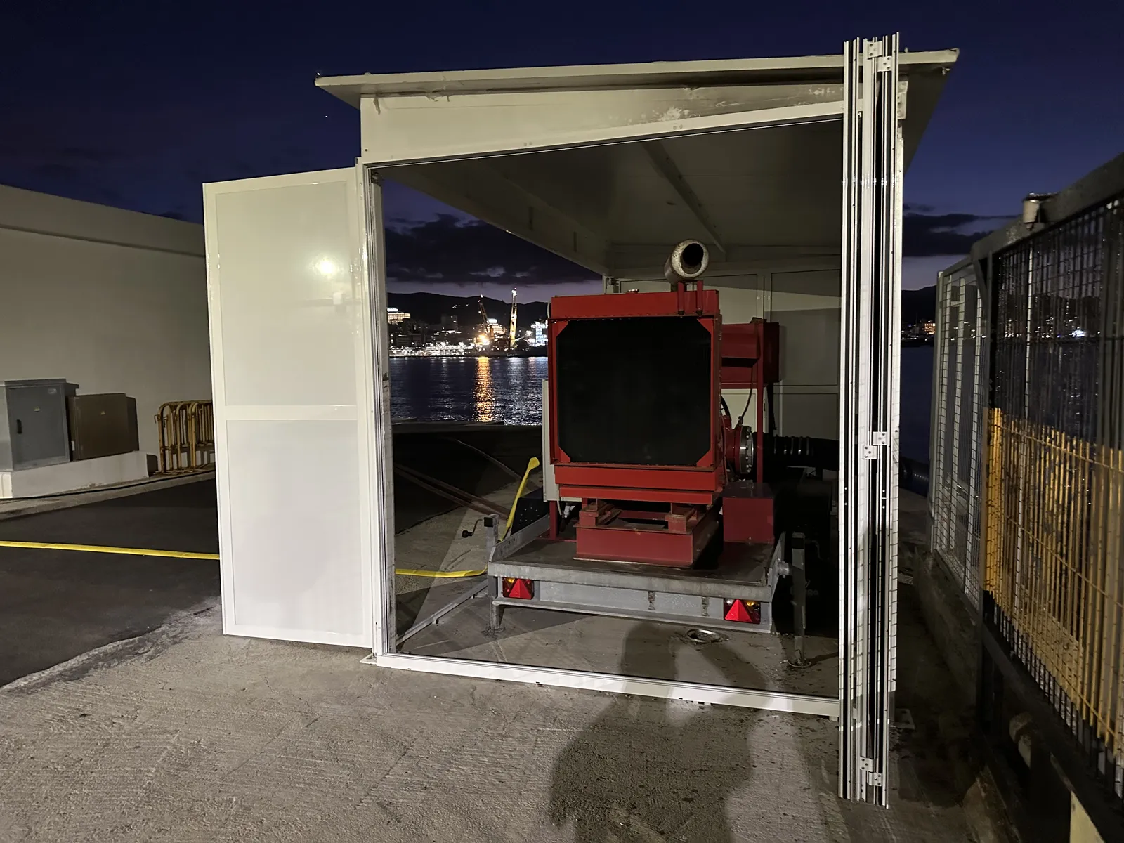 Caseta de acero inoxidable y cerramientos de aluminio para carro generador en Porto pi (palma de mallorca) para Exolum España - imagen 10