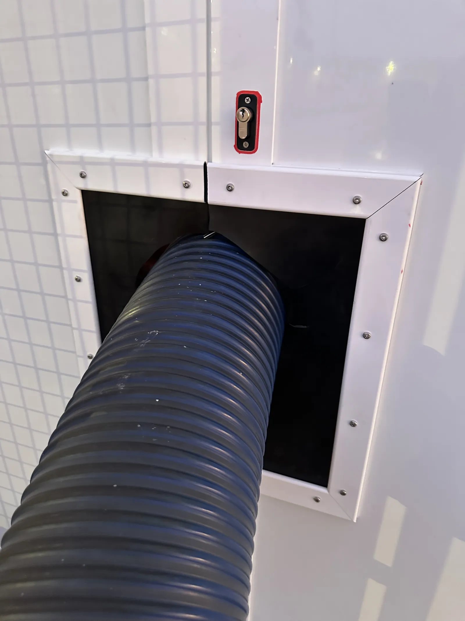 Caseta de acero inoxidable y cerramientos de aluminio para carro generador en Porto pi (palma de mallorca) para Exolum España - imagen 4