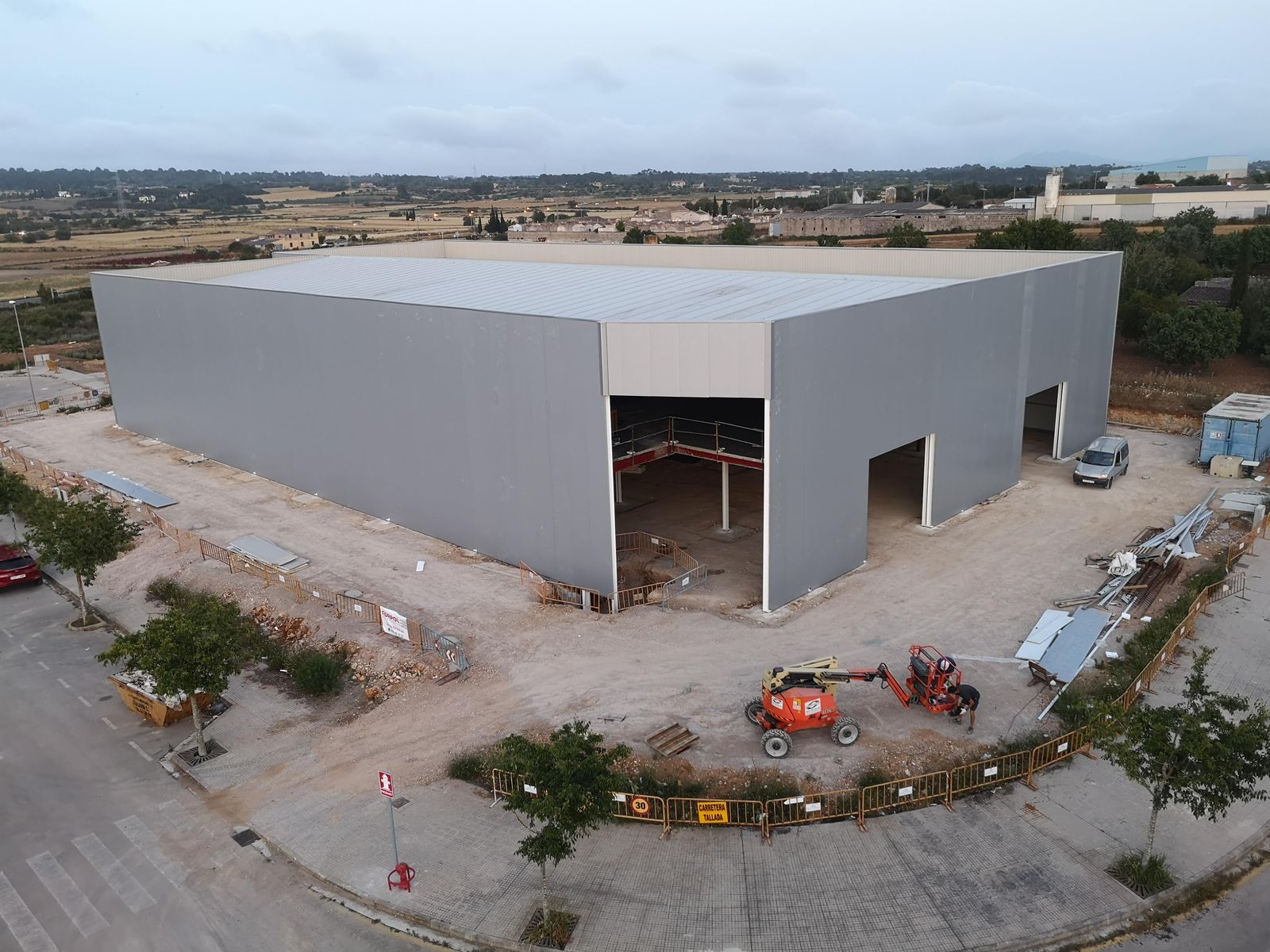 Construcción de Nave Industrial y Estructura Metálica en Petra - imagen 3