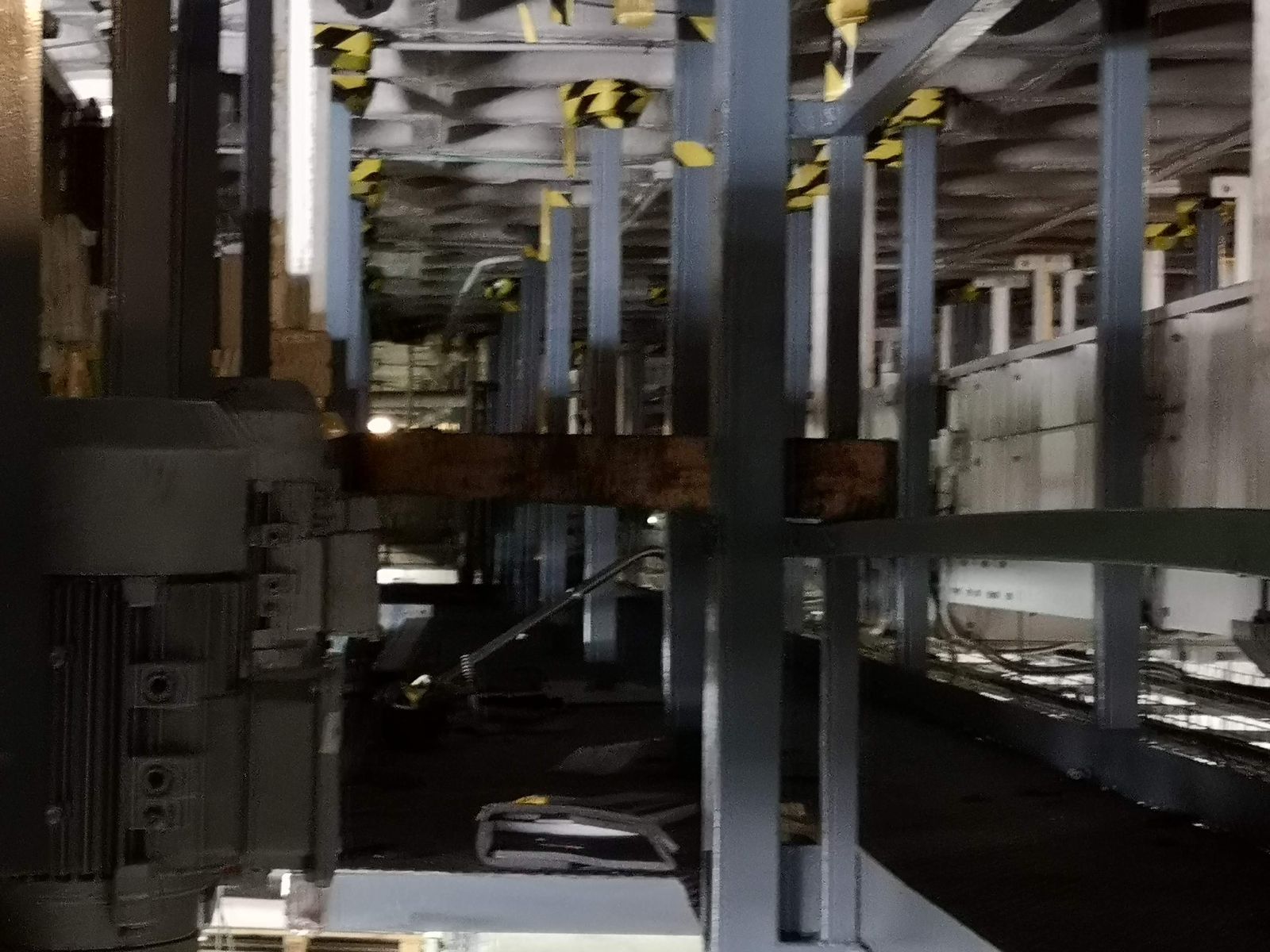Soportes Metálicos de Techo para Cintas de Equipajes en el Aeropuerto - imagen 2