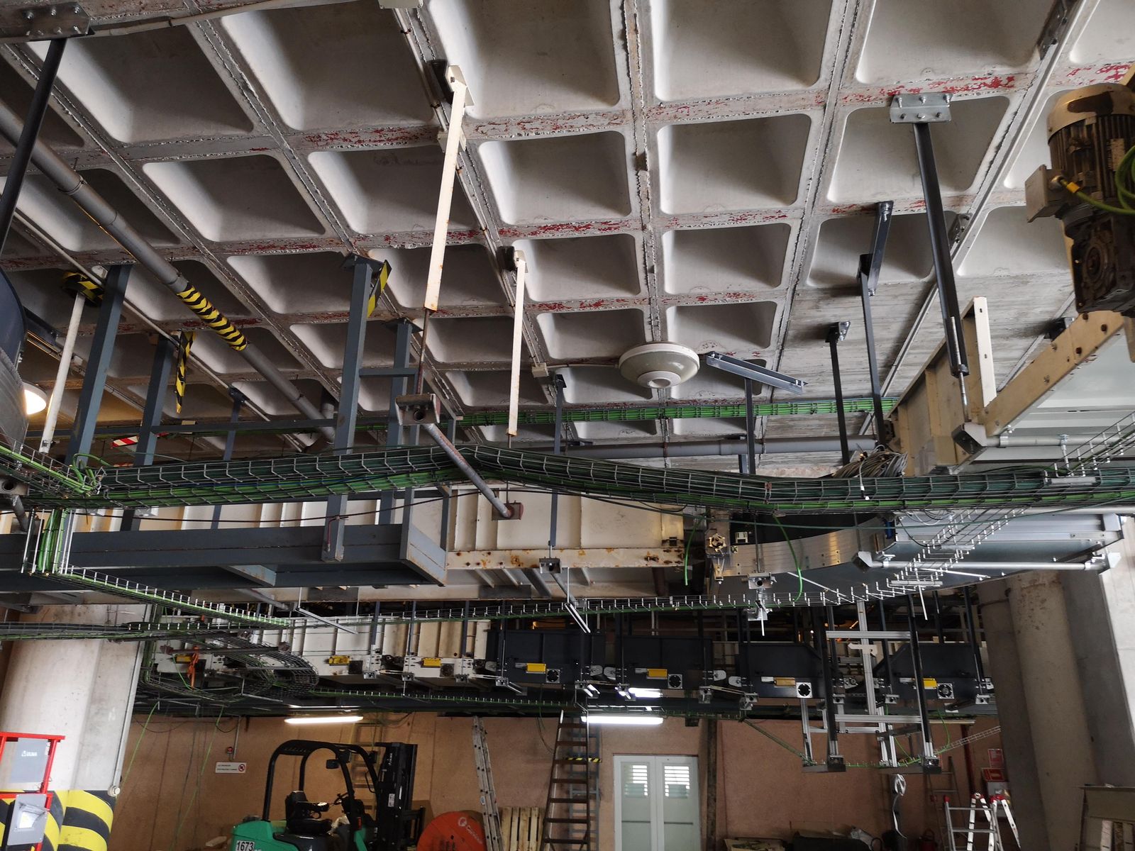 Soportes Metálicos de Techo para Cintas de Equipajes en el Aeropuerto - imagen 3