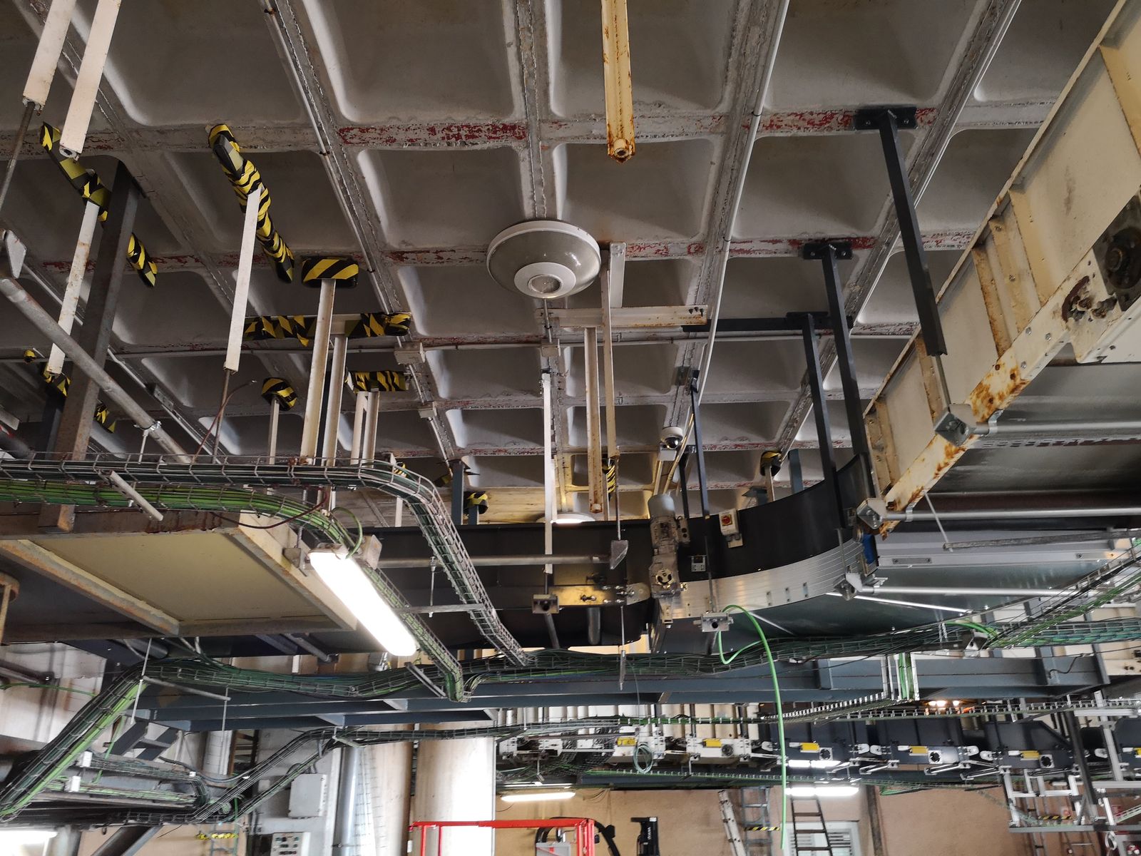 Soportes Metálicos de Techo para Cintas de Equipajes en el Aeropuerto - imagen 5