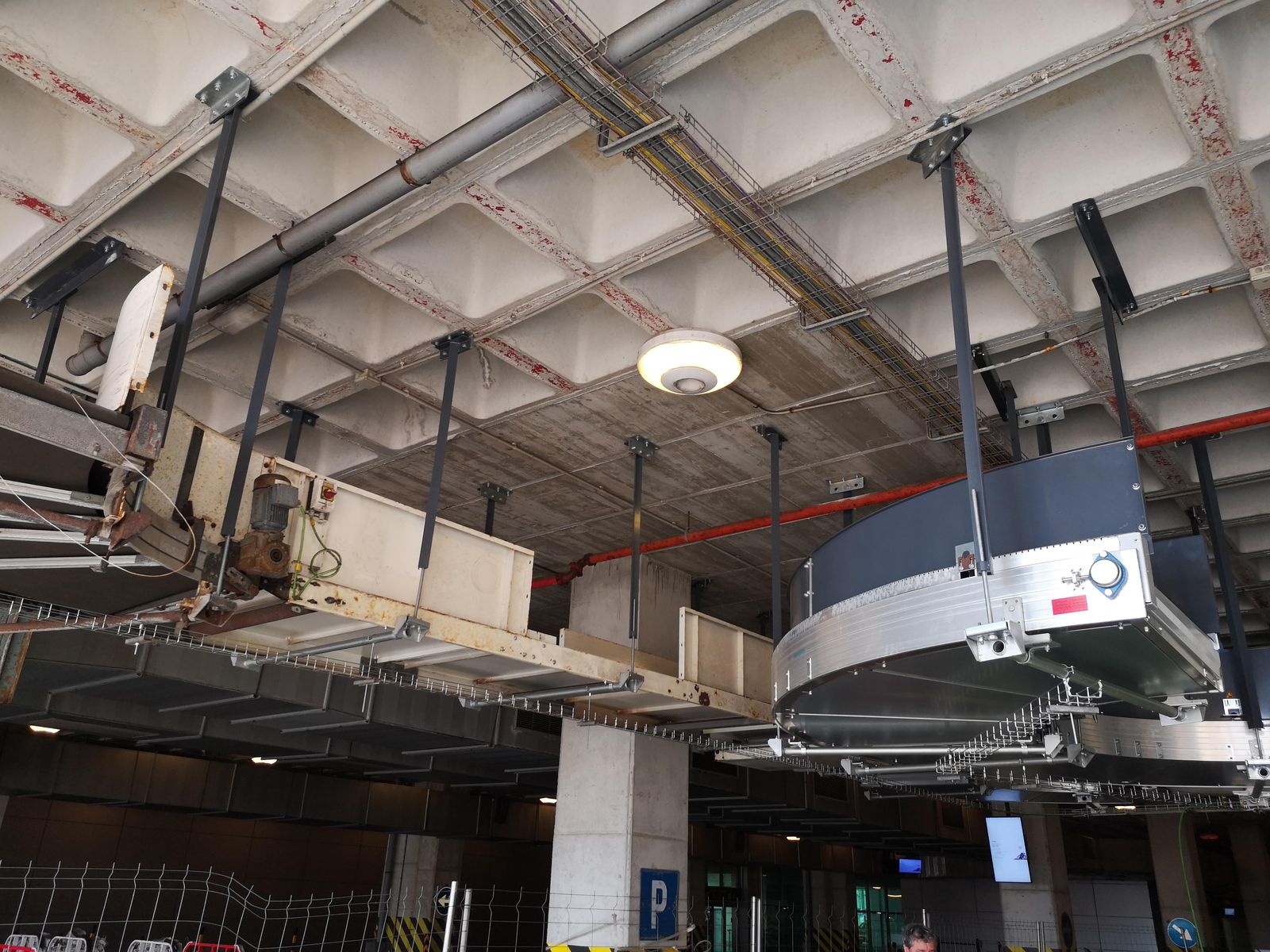 Soportes Metálicos de Techo para Cintas de Equipajes en el Aeropuerto - imagen 6