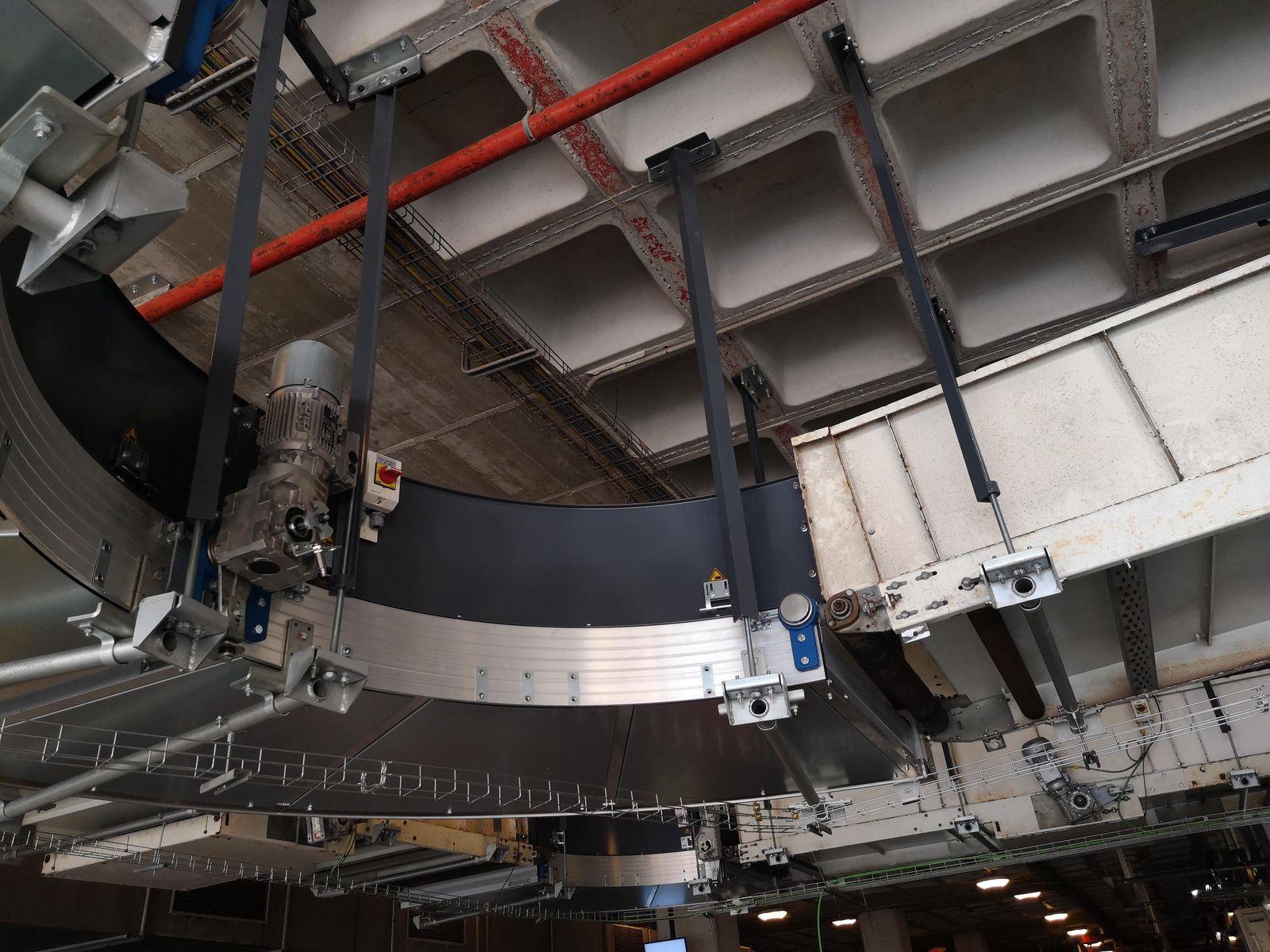 Soportes Metálicos de Techo para Cintas de Equipajes en el Aeropuerto - imagen 7