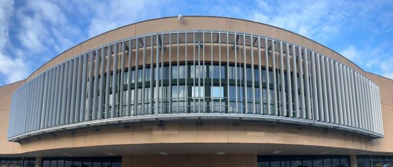 Fachada Solar Con Estructura Metalica En Aeropuerto De Mahon en Menorca