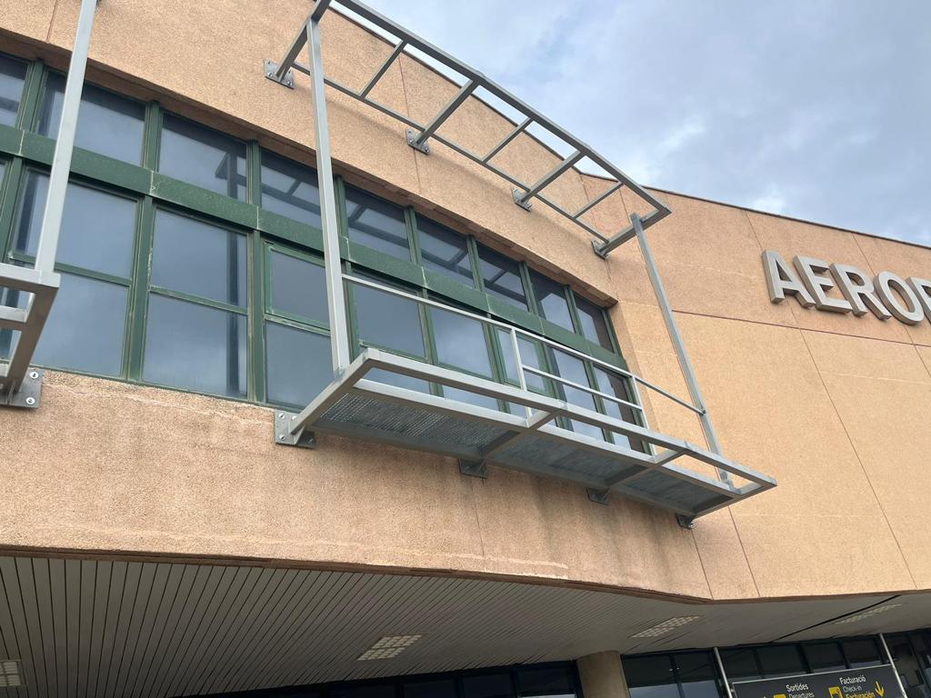 Fachada Solar Con Estructura Metalica En Aeropuerto De Mahon - imagen 2