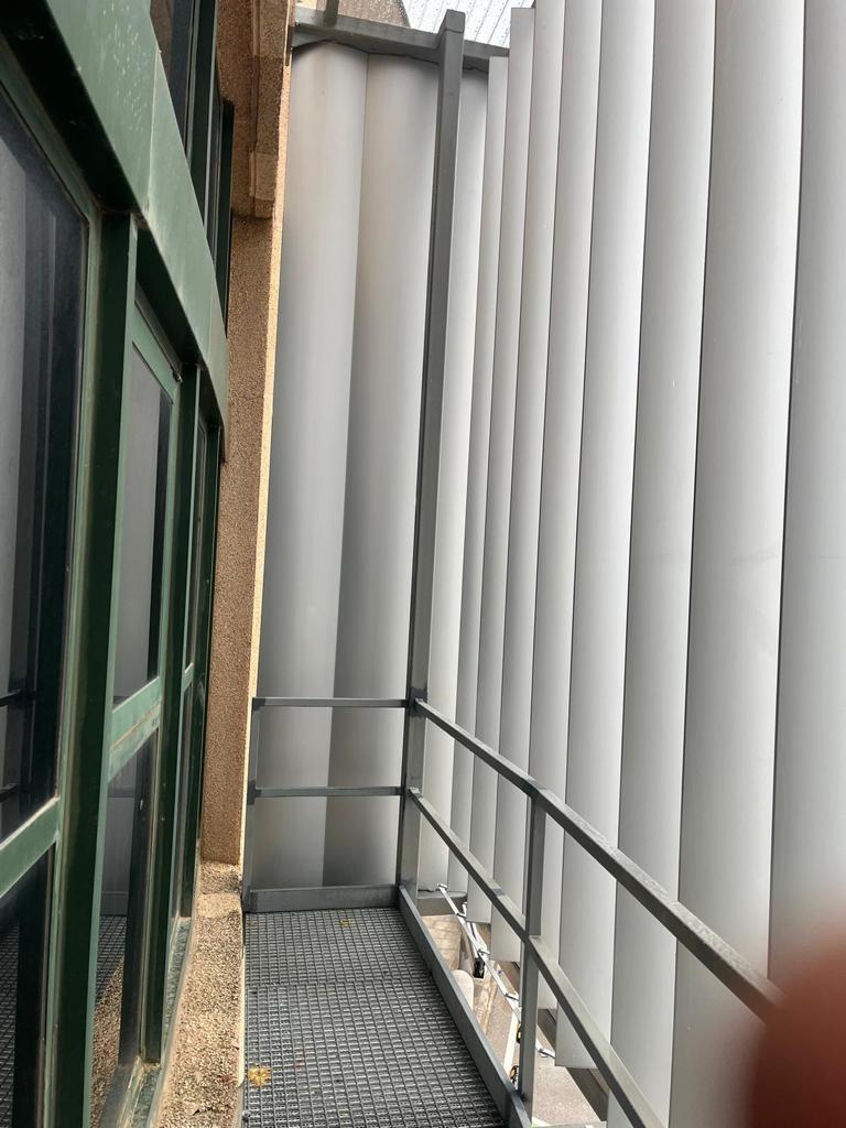 Fachada Solar Con Estructura Metalica En Aeropuerto De Mahon - imagen 3