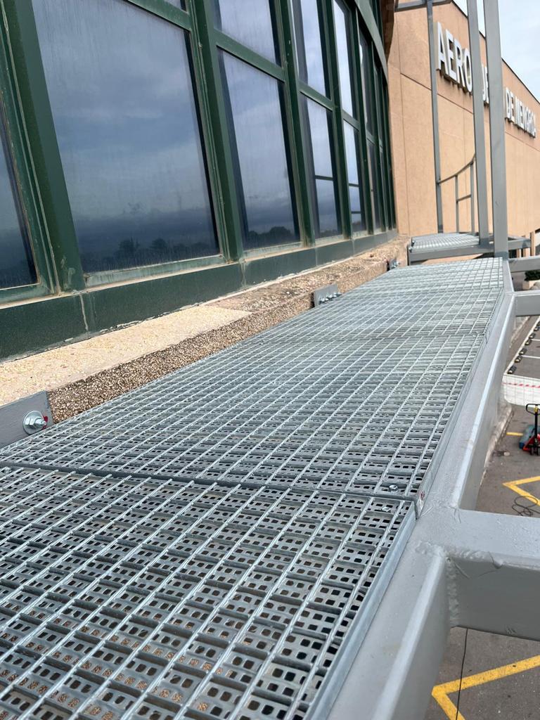 Fachada Solar Con Estructura Metalica En Aeropuerto De Mahon - imagen 4