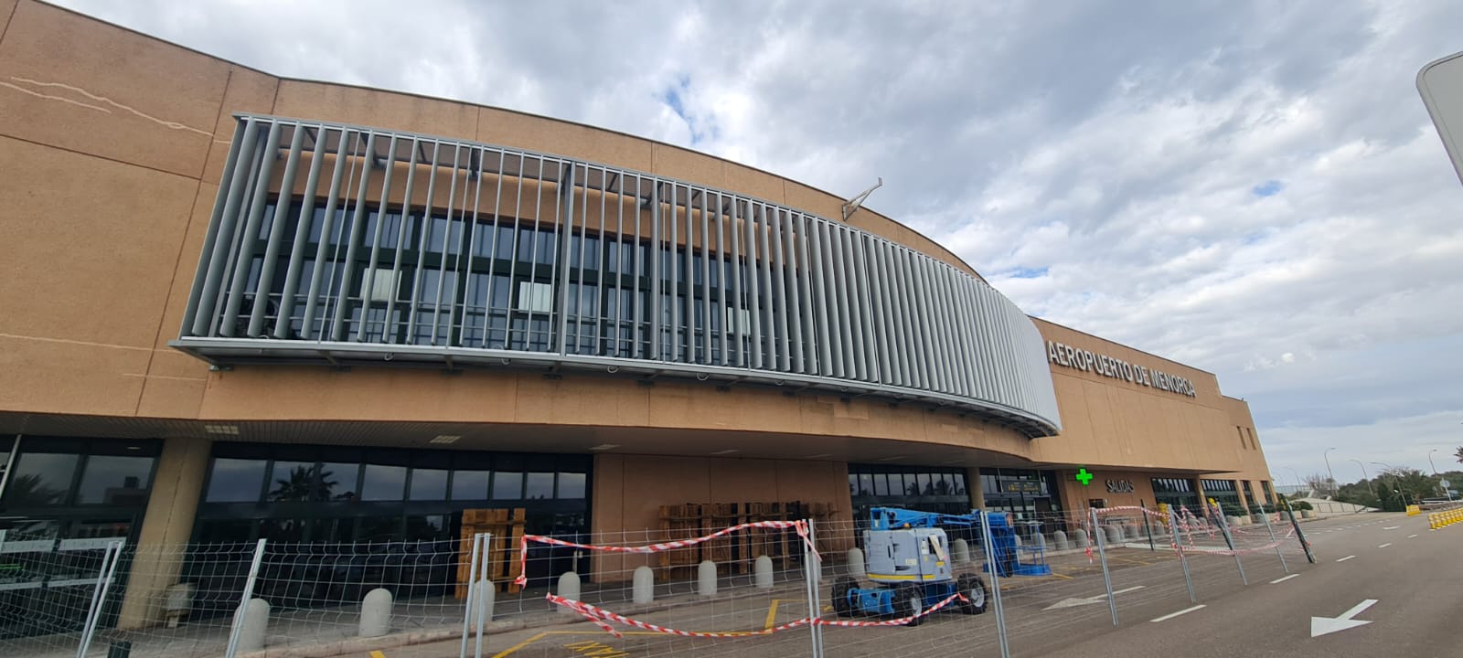 Fachada Solar Con Estructura Metalica En Aeropuerto De Mahon - imagen 7