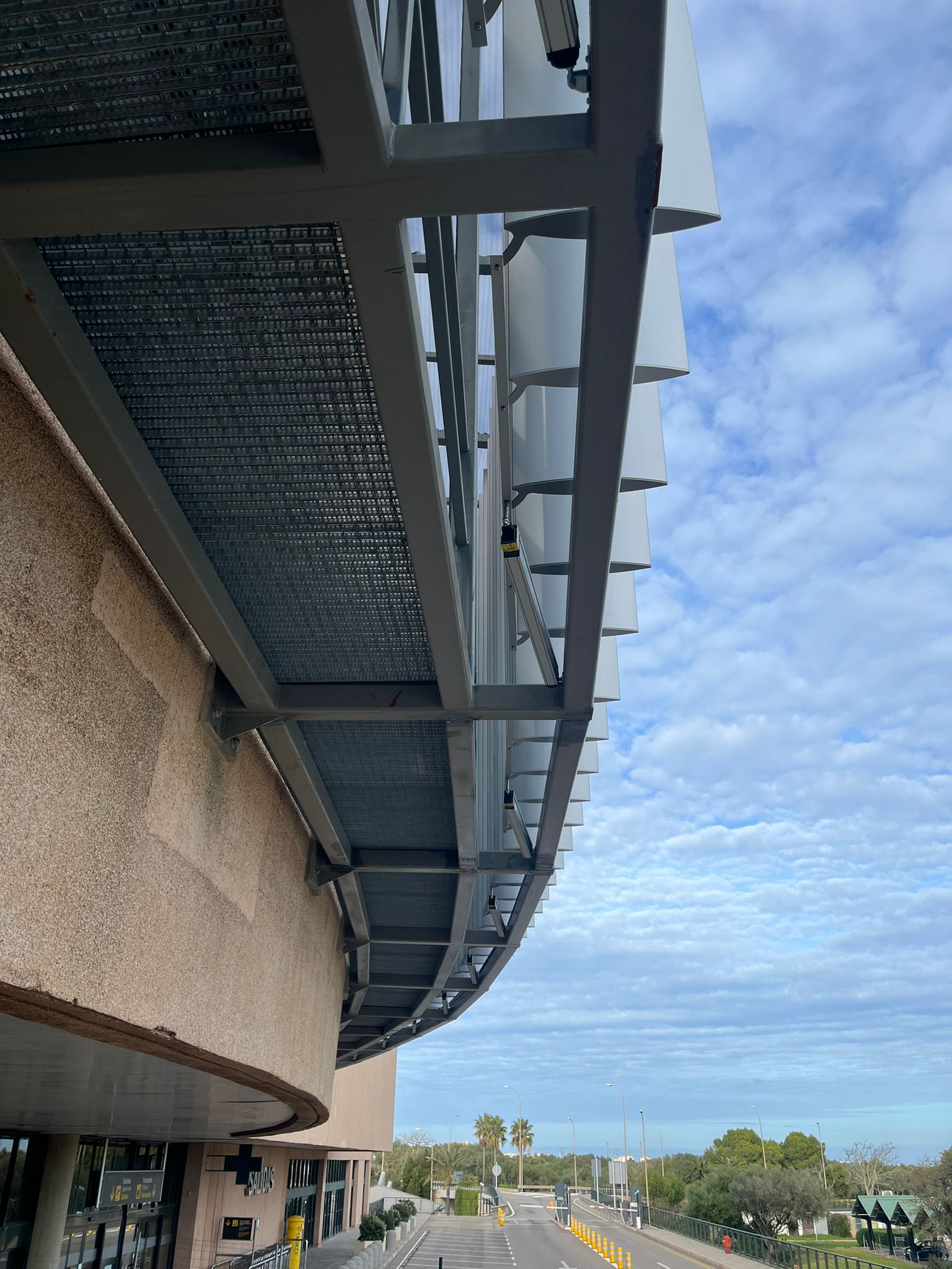 Fachada Solar Con Estructura Metalica En Aeropuerto De Mahon - imagen 9