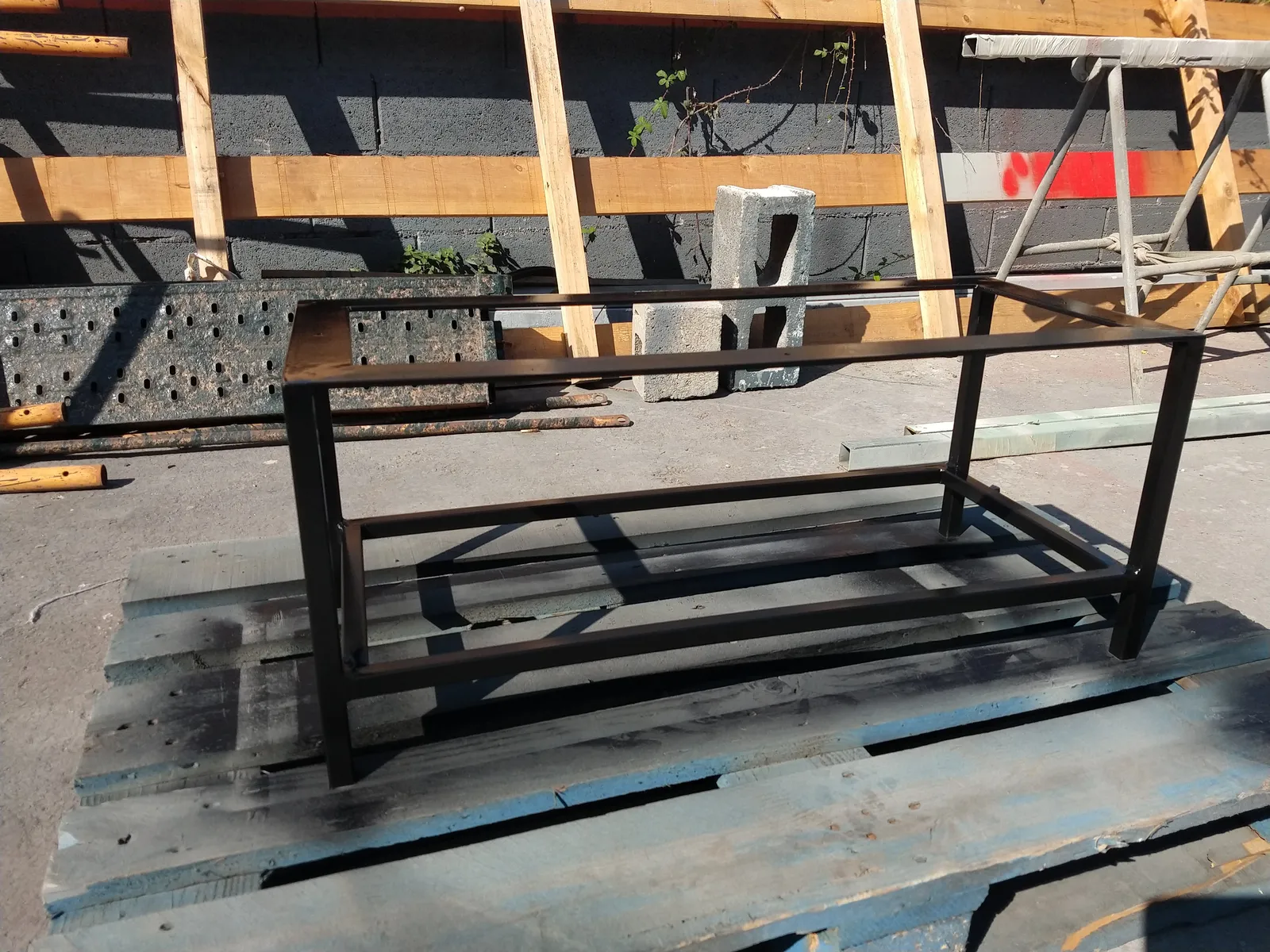 Mesa para elevar armario de habitación en Menorca