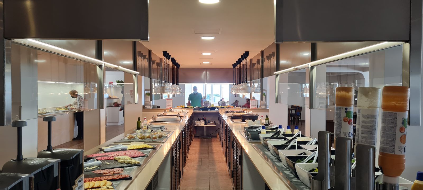 Mueble buffet de acero inoxidable en el hotel Minura Sur Menorca, Splash en Sant Lluís (Binibeca)
