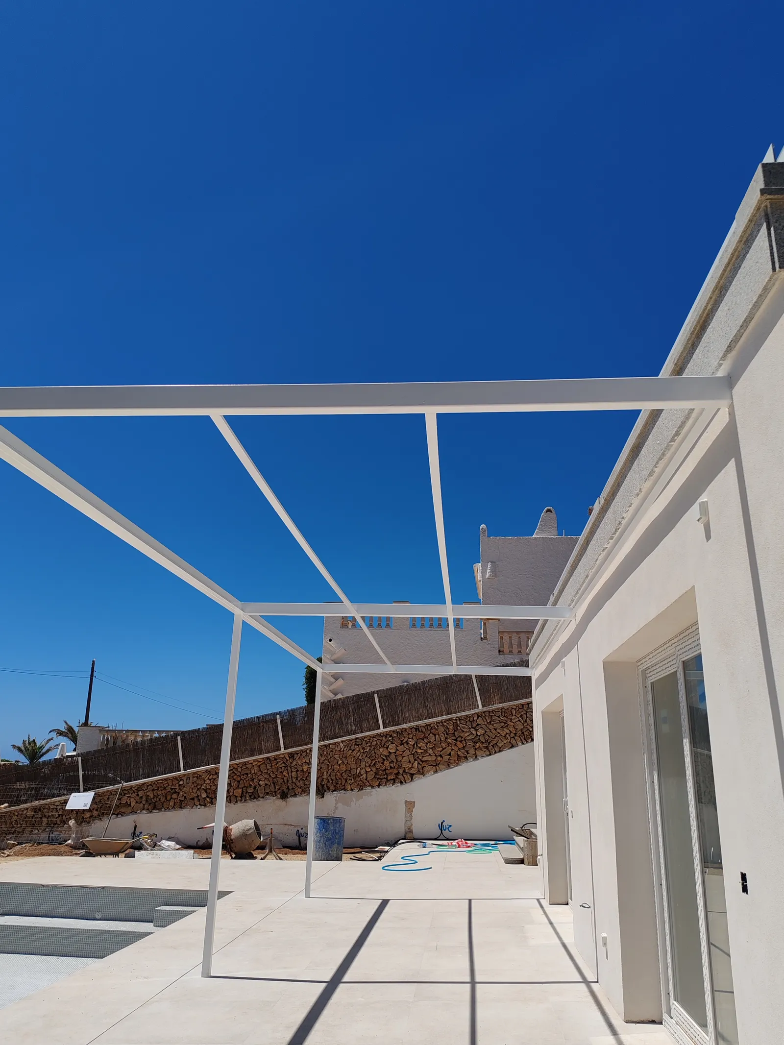 Pergola de acero inoxidable en So Ganxo. en Menorca
