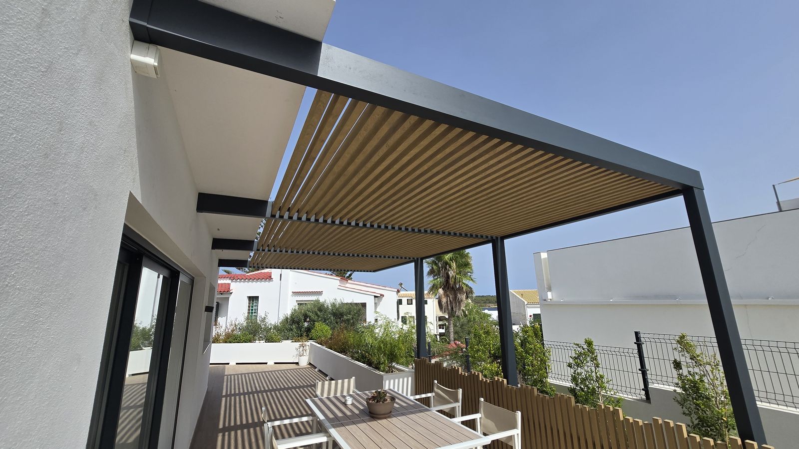 Pérgola Bioclimática Moderna con Lamas Orientables - imagen 2
