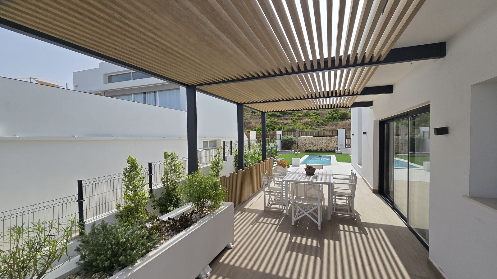 Pérgola Bioclimática Moderna con Lamas Orientables - imagen 3