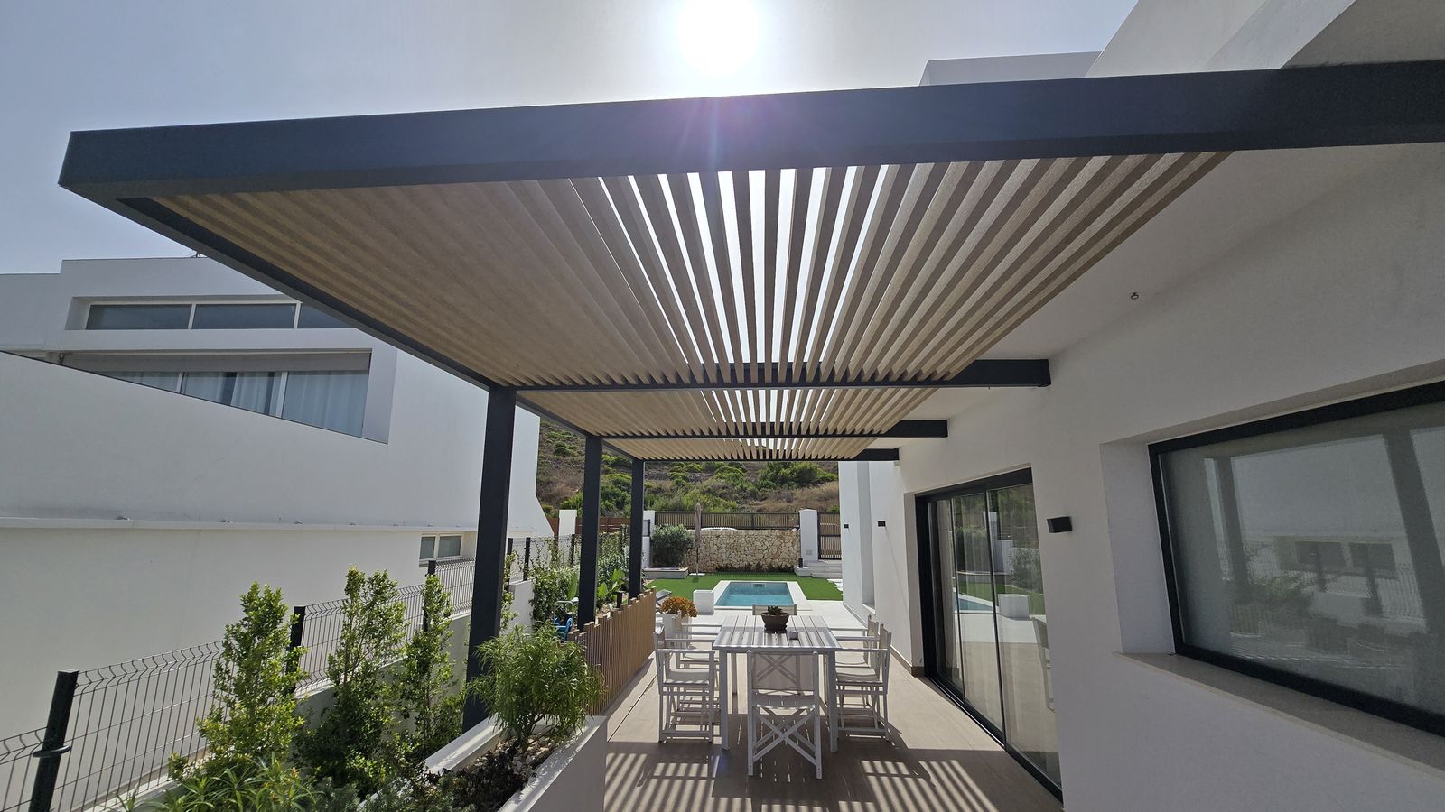 Pérgola Bioclimática Moderna con Lamas Orientables - imagen 4