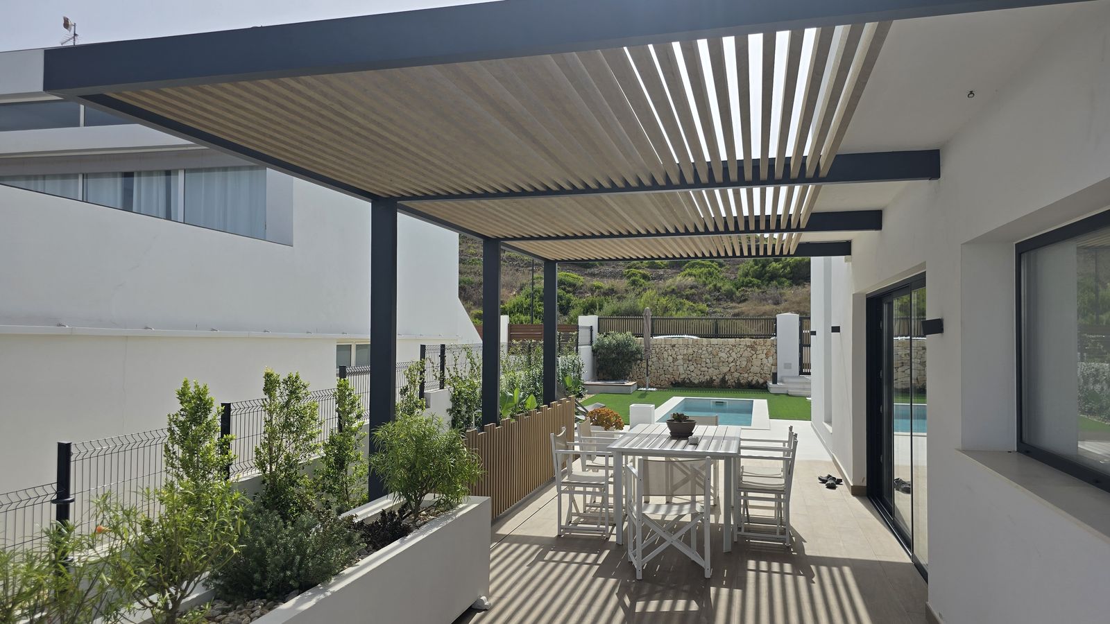 Pérgola Bioclimática Moderna con Lamas Orientables - imagen 5
