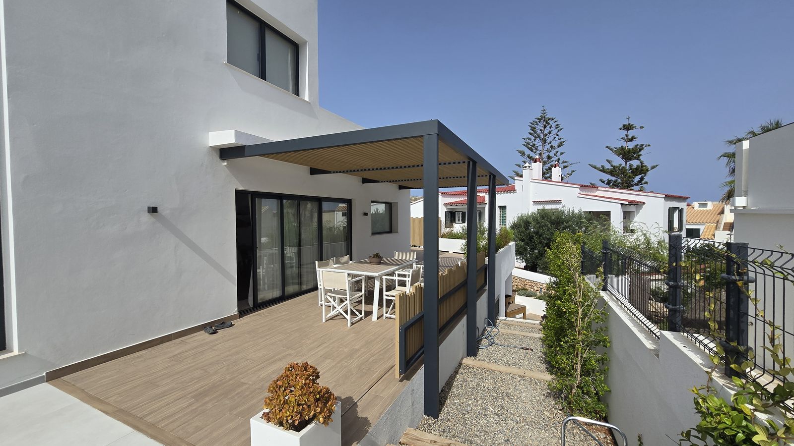 Pérgola Bioclimática Moderna con Lamas Orientables - imagen 8