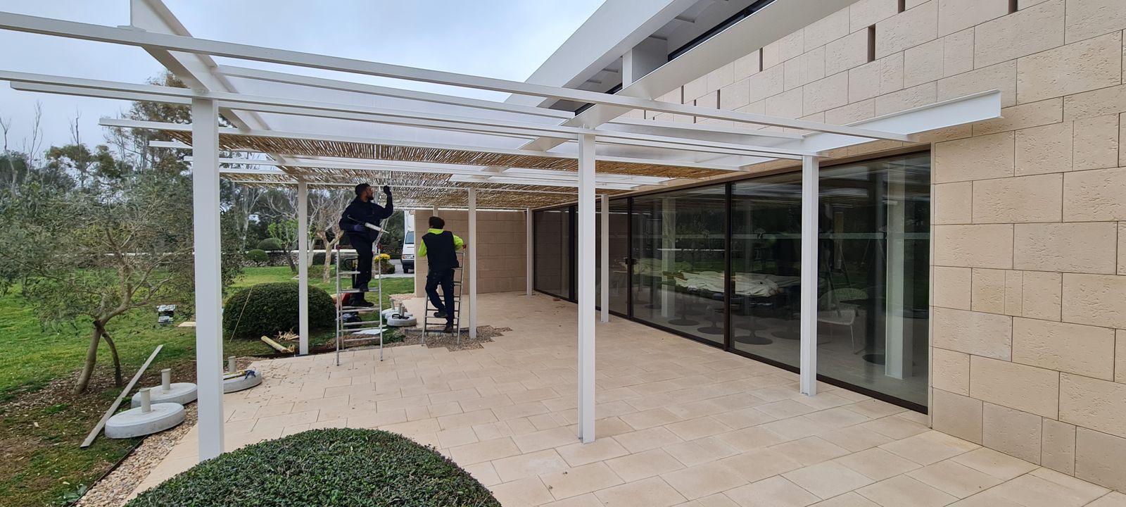 Pérgola Metálica de Diseño con Cubierta de Cañizo en Maó en Maó