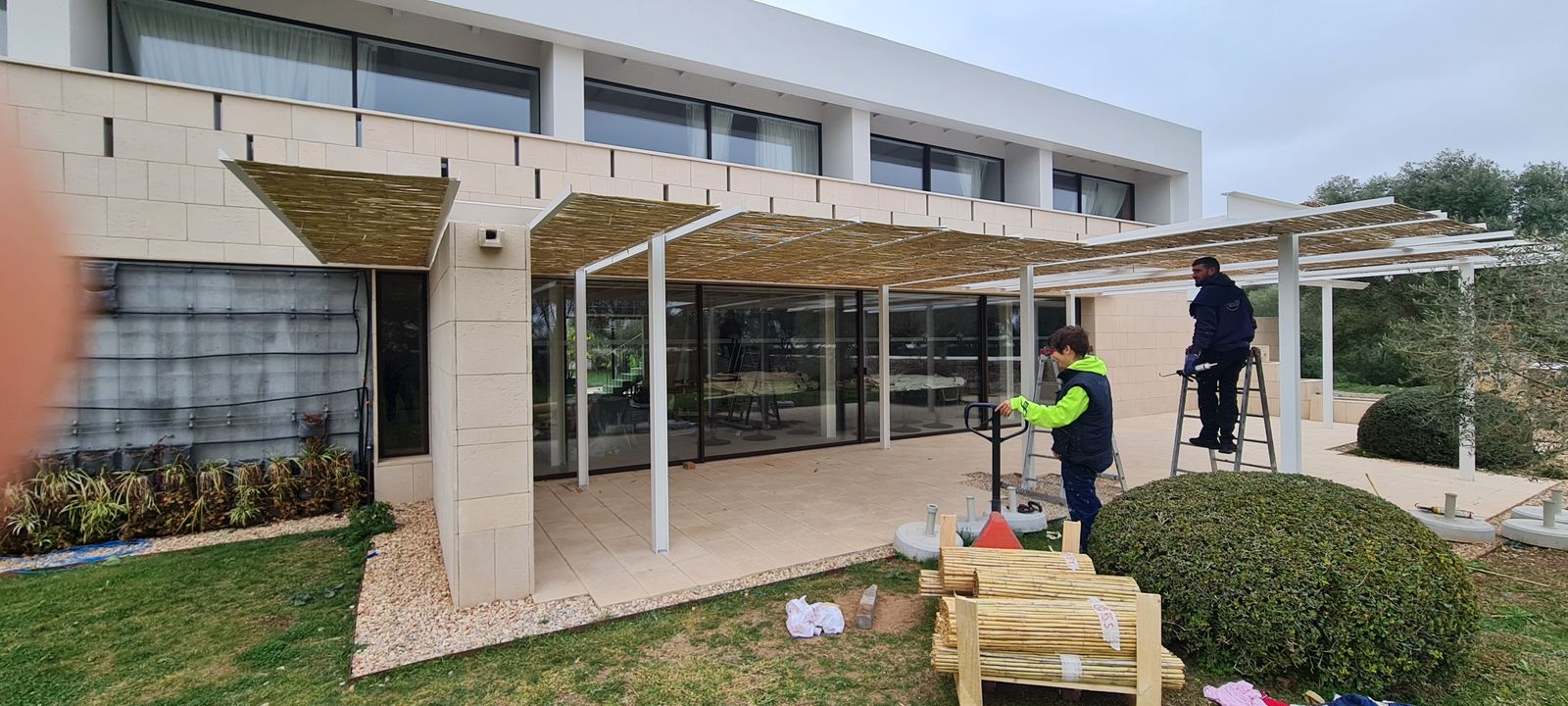 Pérgola Metálica de Diseño con Cubierta de Cañizo en Maó - imagen 2
