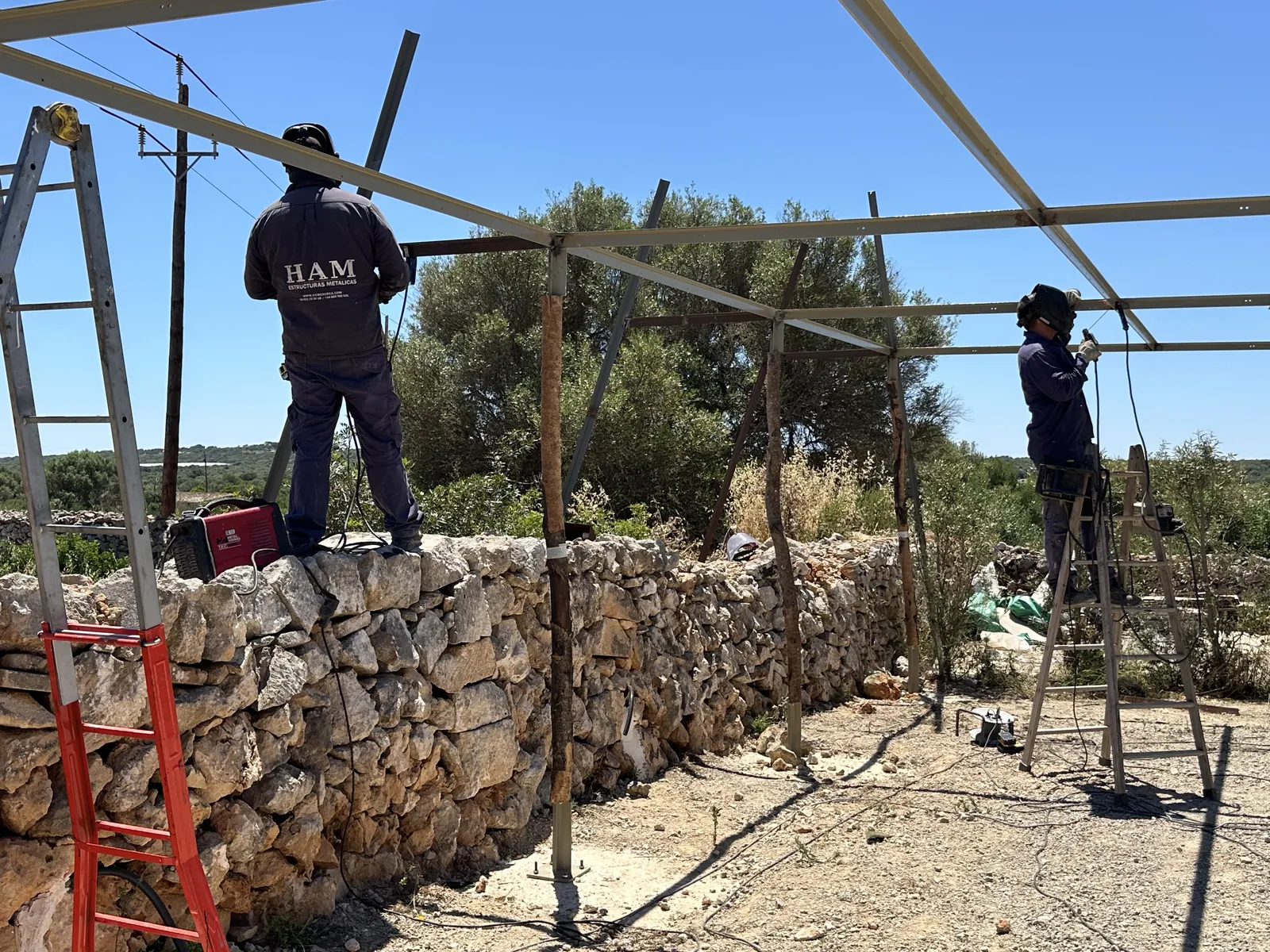 Pérgola Rústica de Madera de Ullastre y Metal con Cañizo - imagen 12