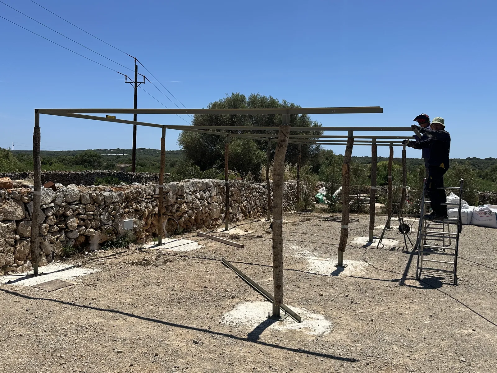 Pérgola Rústica de Madera de Ullastre y Metal con Cañizo - imagen 26
