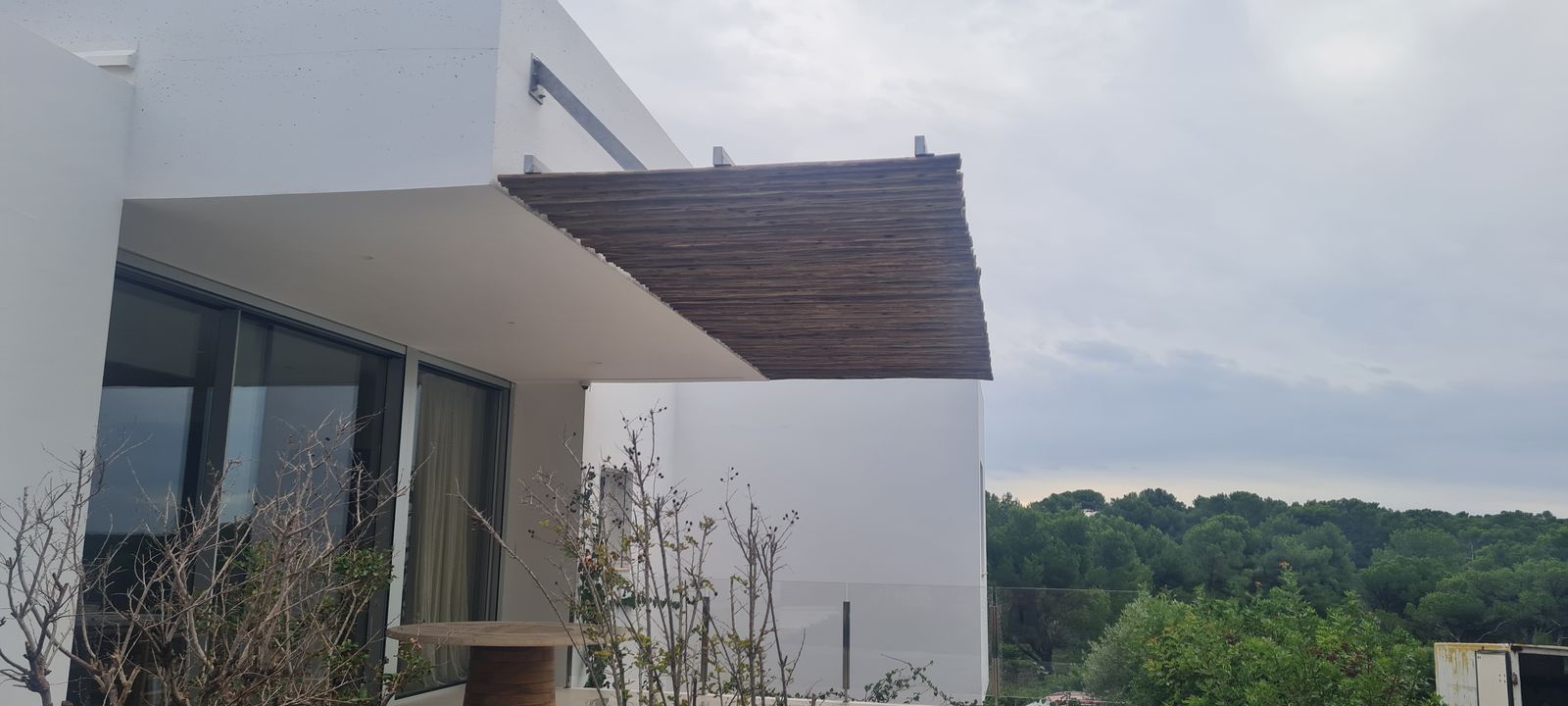Pérgola Voladiza Metálica Minimalista en Es Mercadal en Es Mercadal (Addaia)