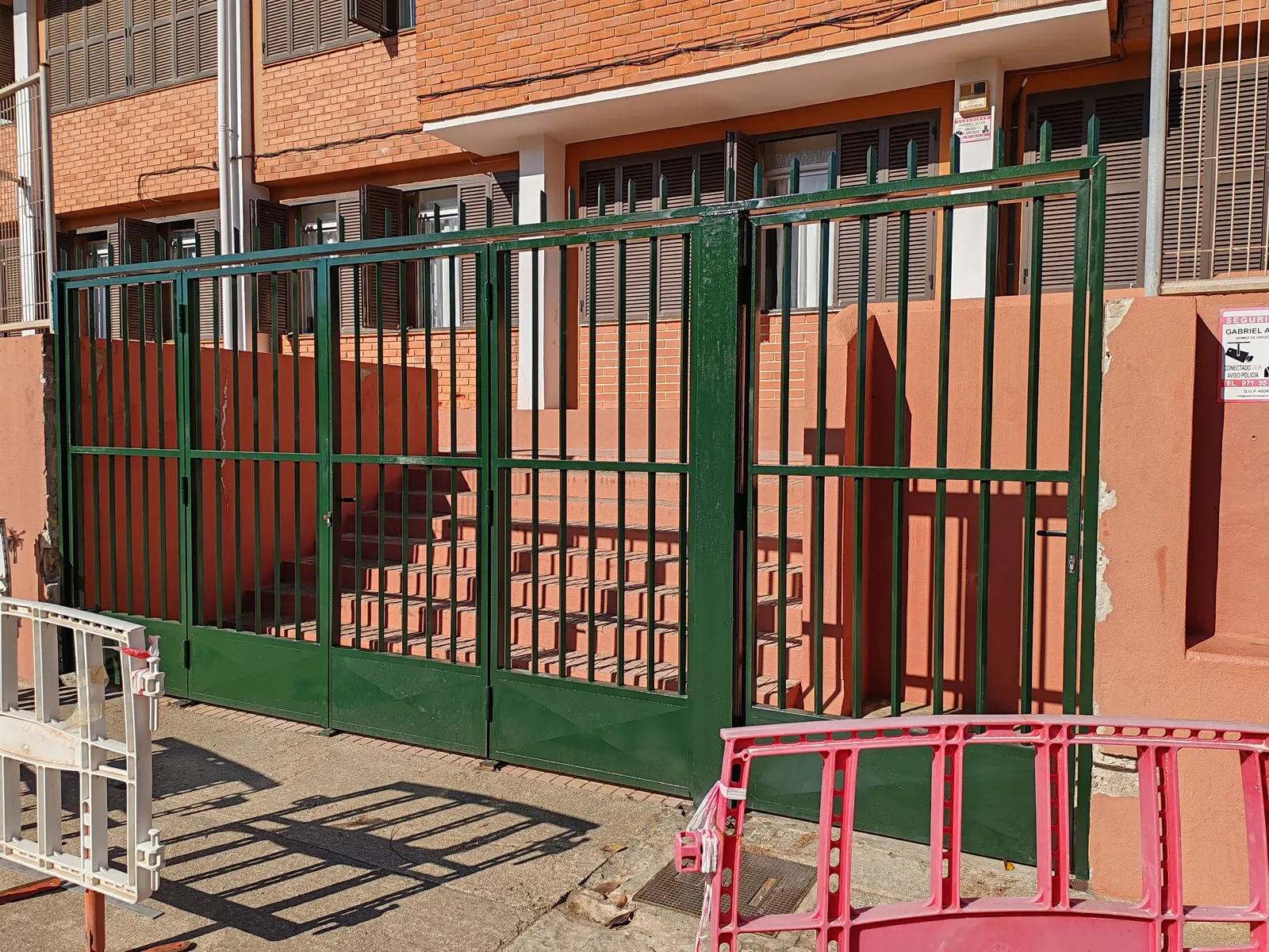 Puerta de acceso de acero inoxidable del colegio Fontiroig - imagen 16