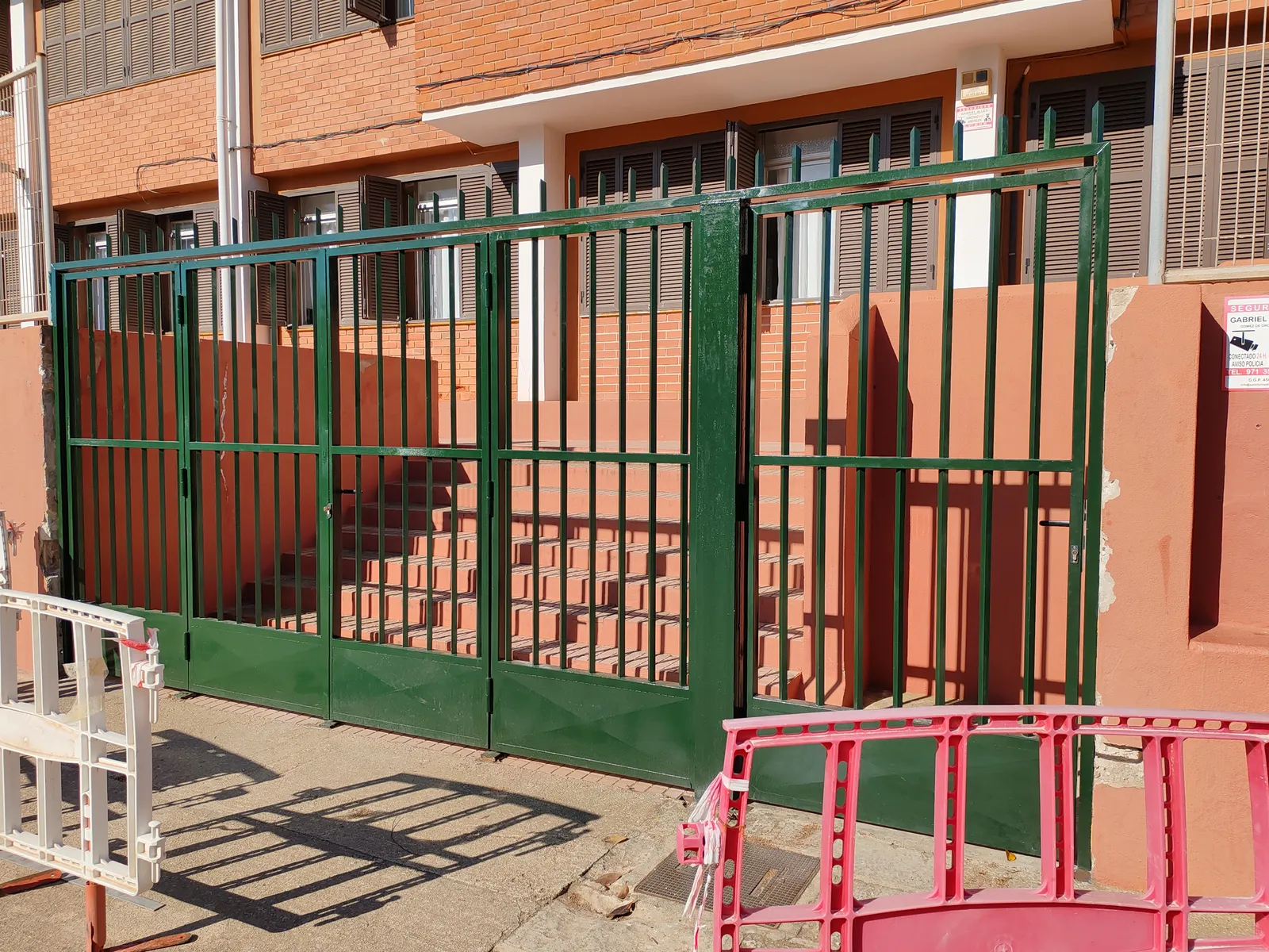 Puerta de acceso de acero inoxidable del colegio Fontiroig - imagen 19