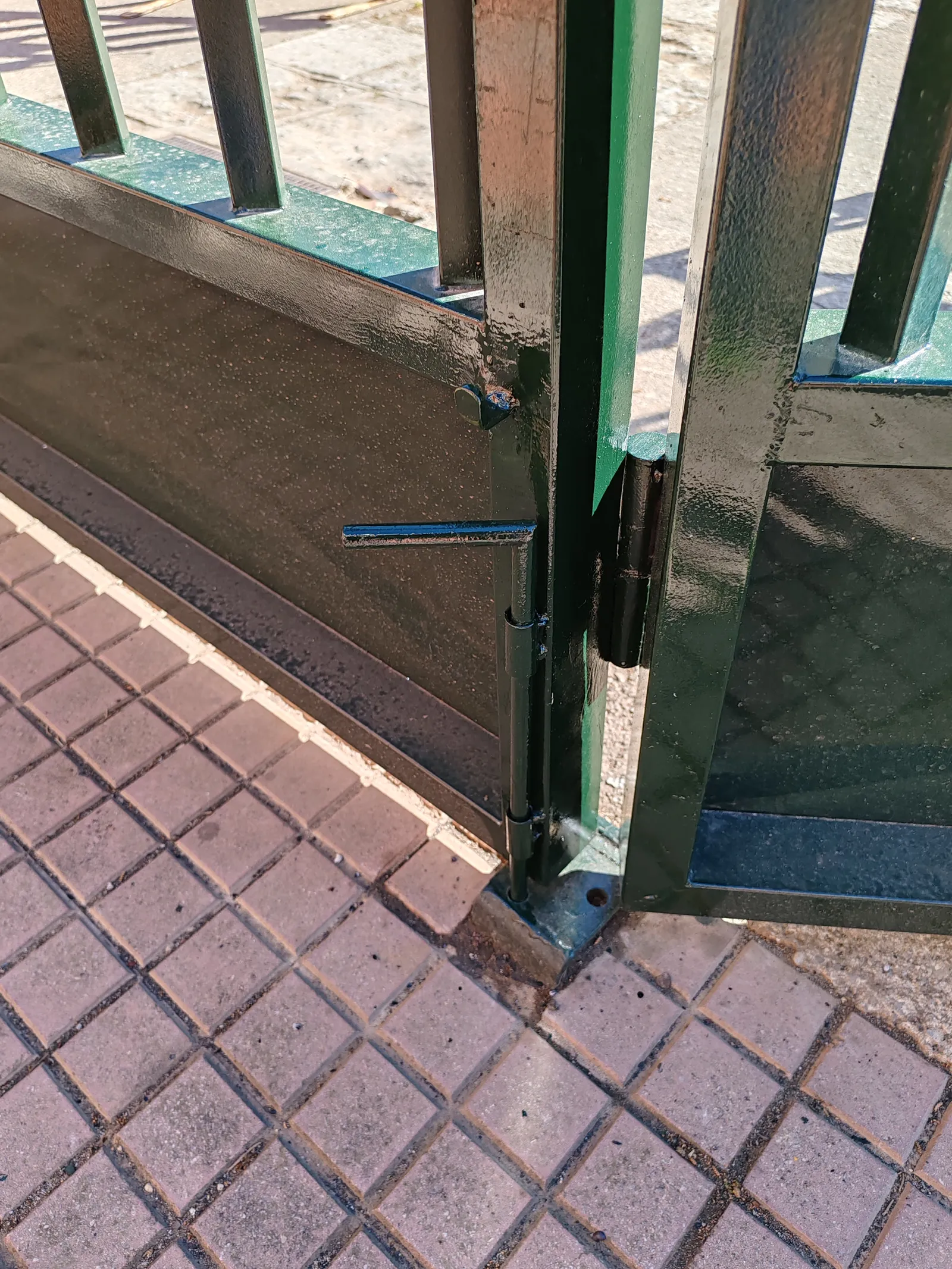 Puerta de acceso de acero inoxidable del colegio Fontiroig - imagen 23