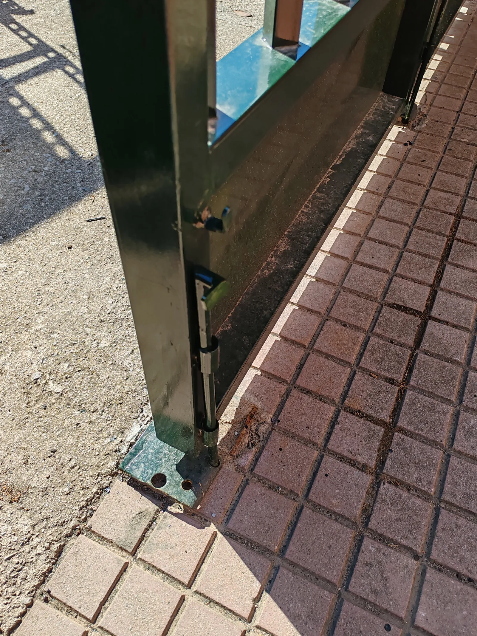 Puerta de acceso de acero inoxidable del colegio Fontiroig - imagen 24