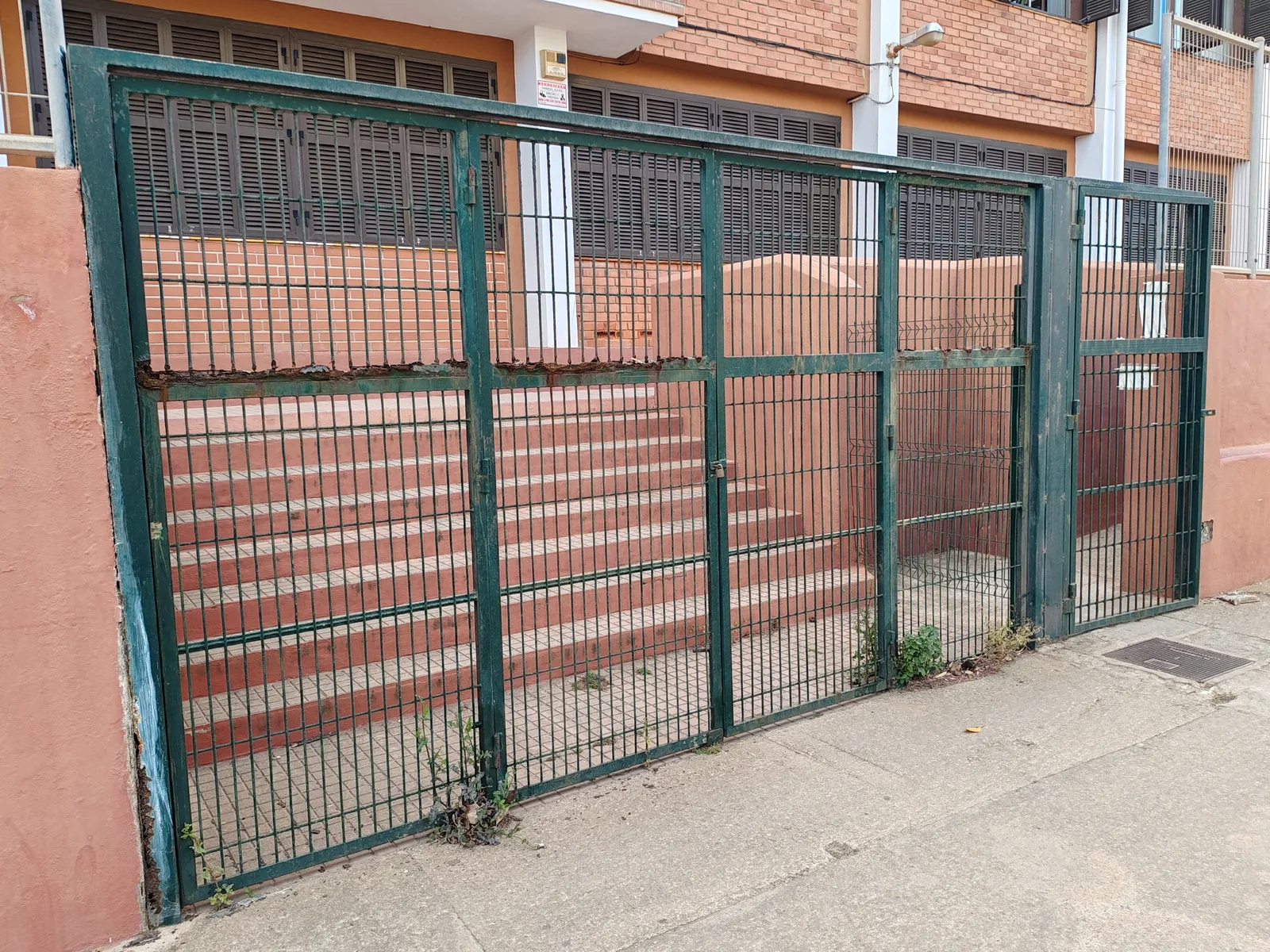 Puerta de acceso de acero inoxidable del colegio Fontiroig - imagen 28
