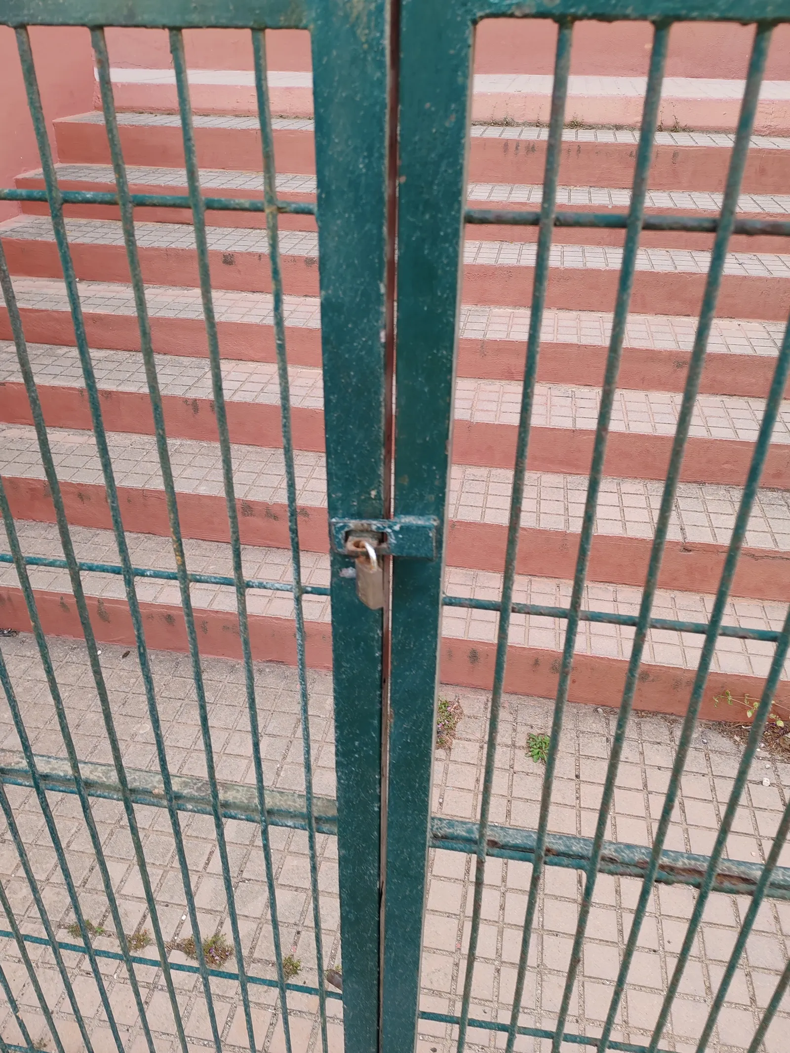 Puerta de acceso de acero inoxidable del colegio Fontiroig - imagen 31
