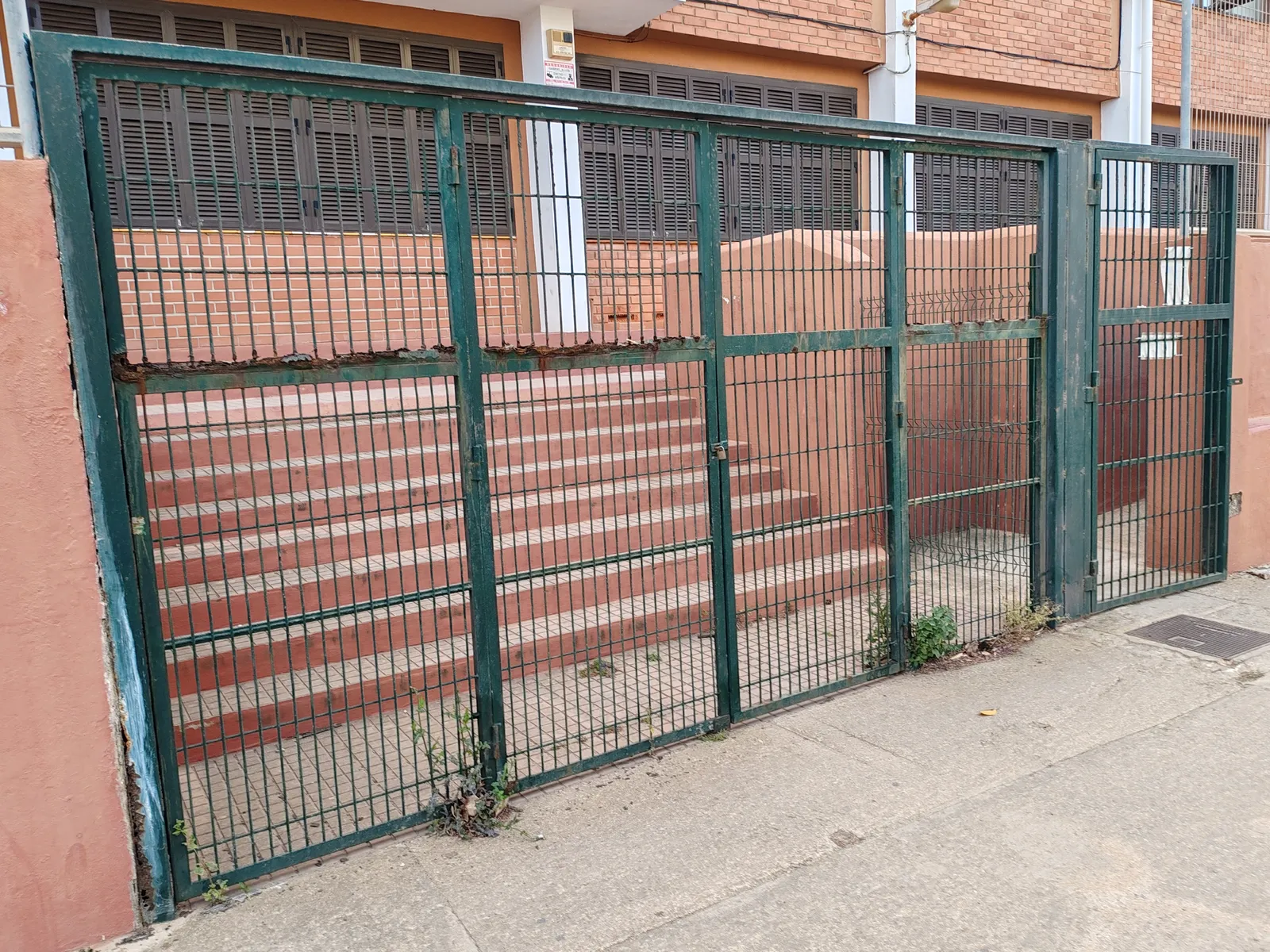 Puerta de acceso de acero inoxidable del colegio Fontiroig - imagen 35