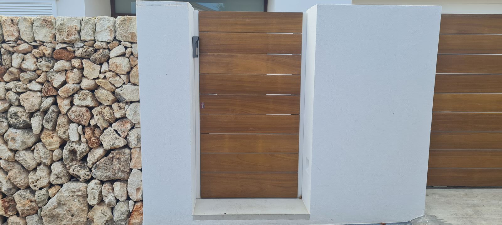 Puerta Corredera Seccional de Garaje con Panelado de Madera - imagen 3