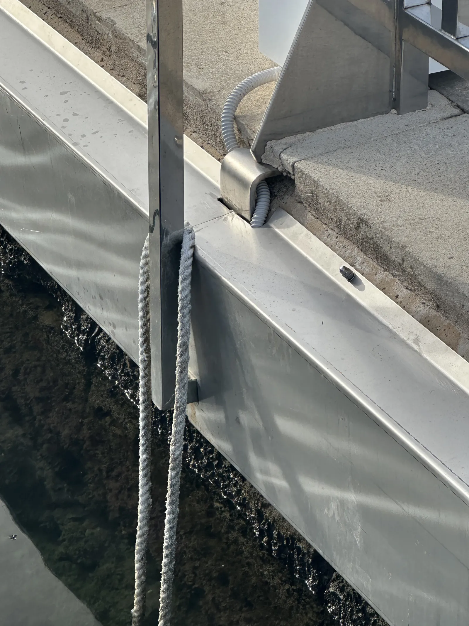 Remate de acero inoxidable para protección de tubería en el puerto de Mahon. - imagen 10