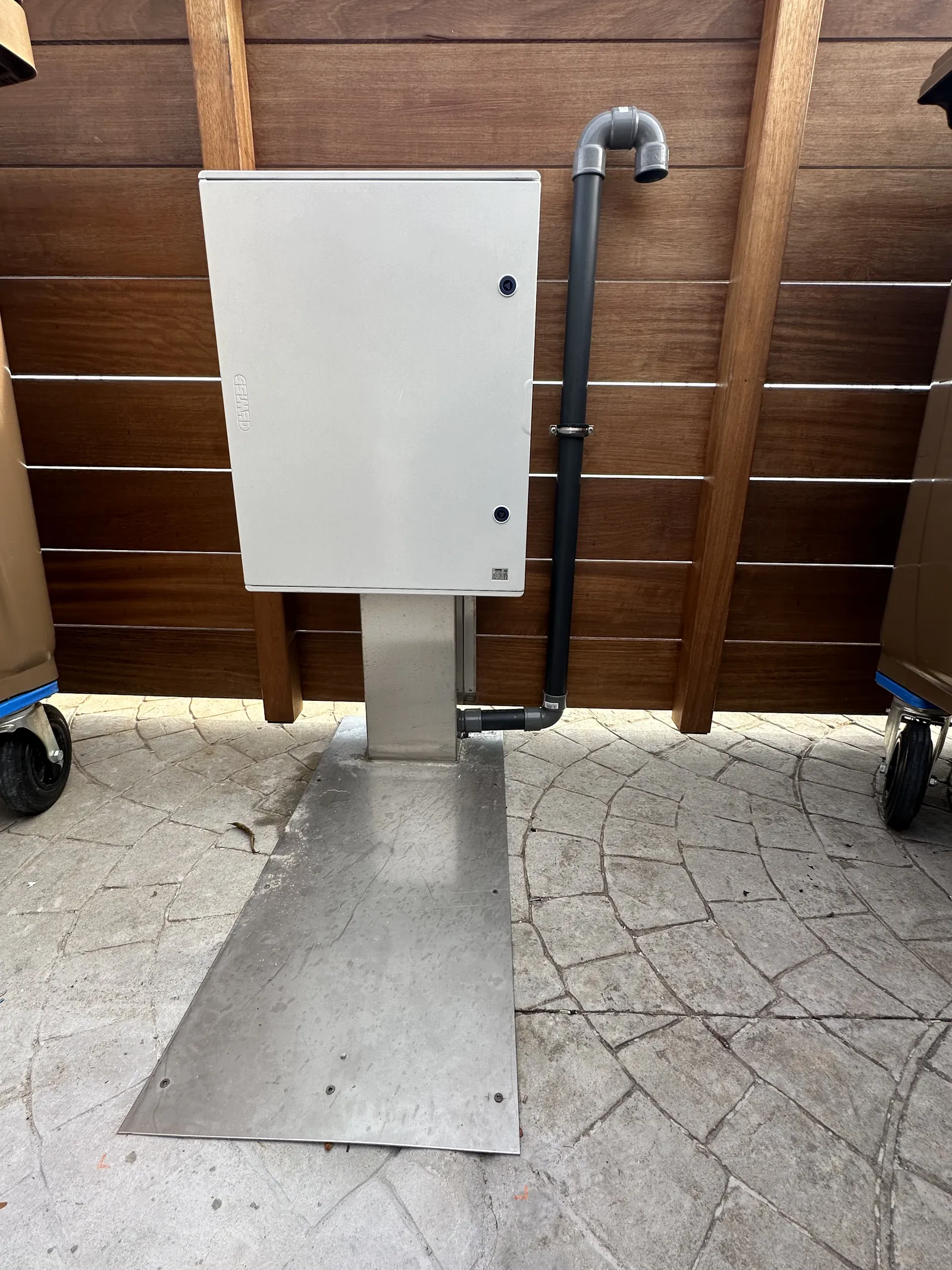 Remate de acero inoxidable para protección de tubería en el puerto de Mahon. - imagen 16