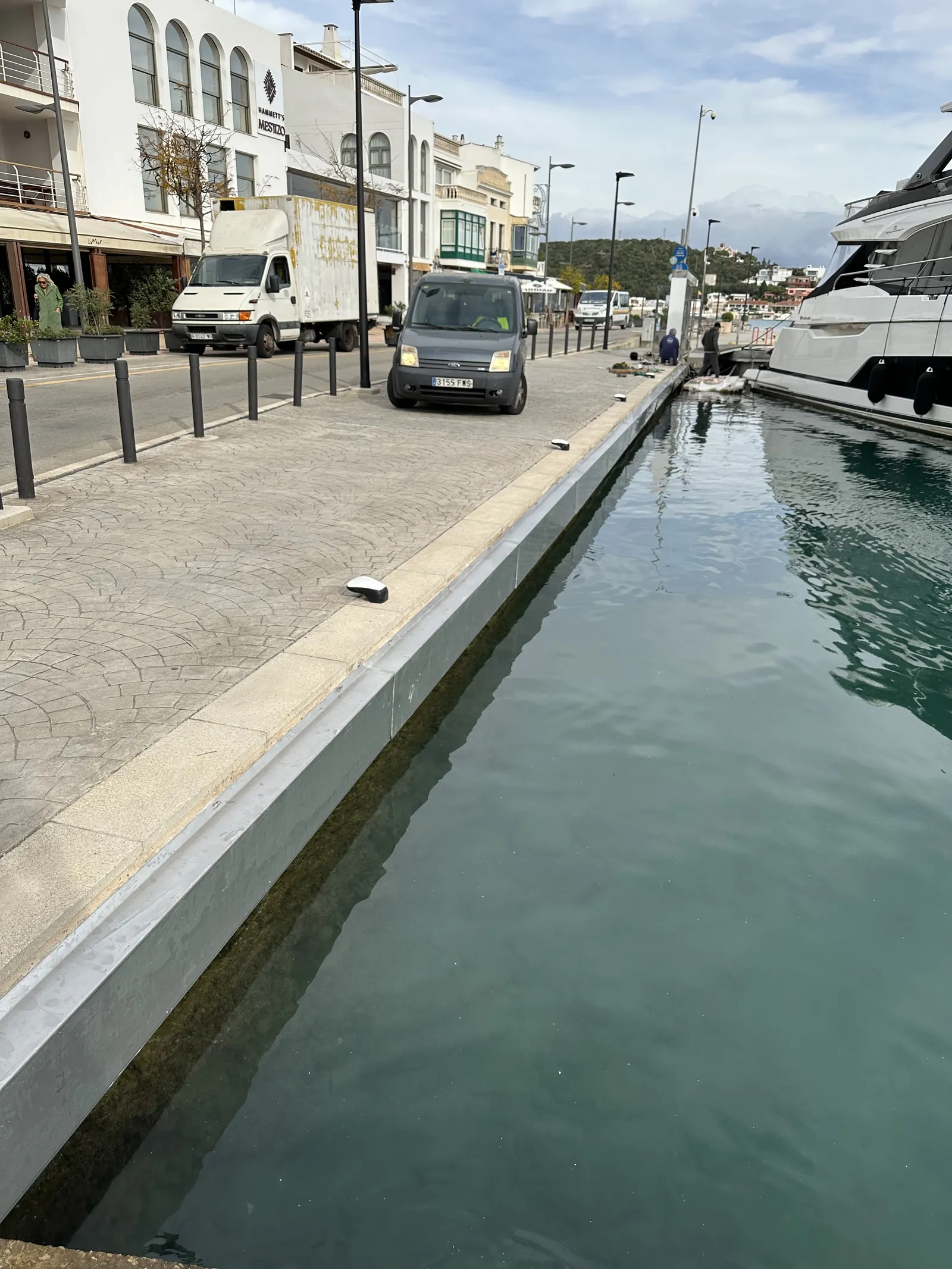 Remate de acero inoxidable para protección de tubería en el puerto de Mahon. - imagen 2