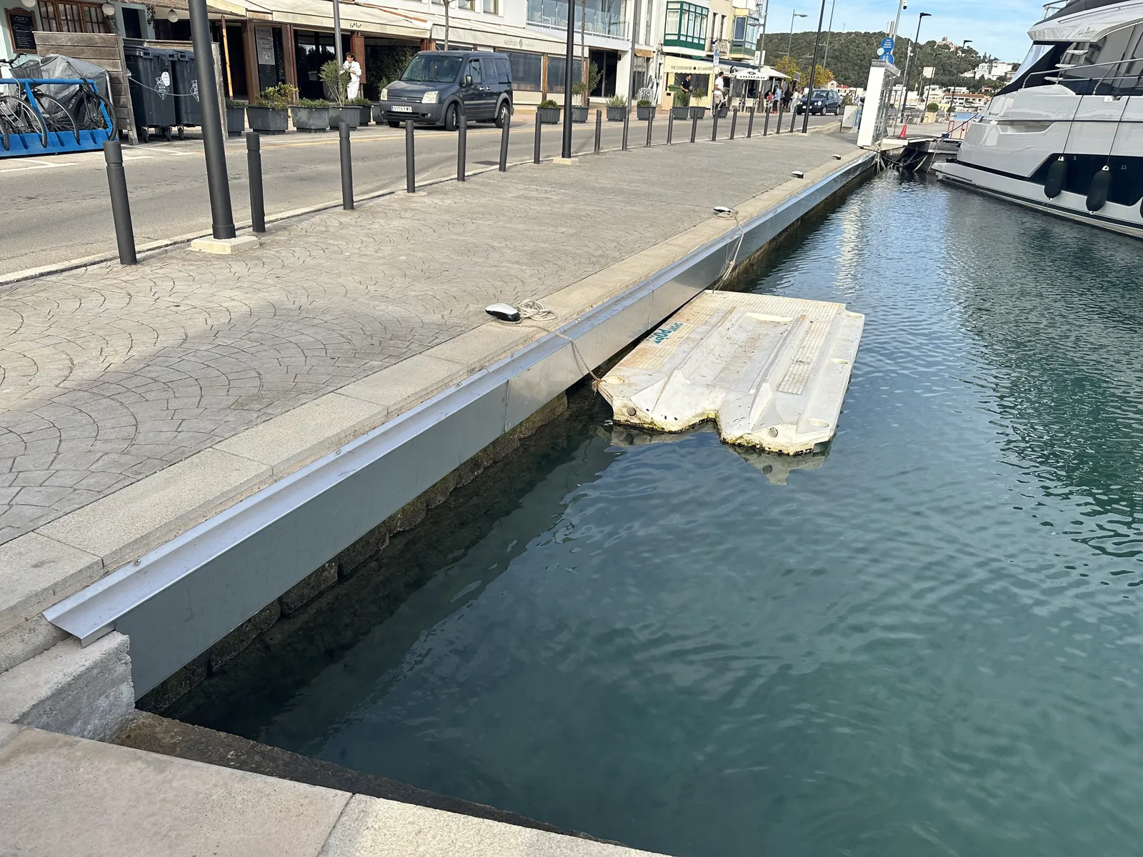 Remate de acero inoxidable para protección de tubería en el puerto de Mahon. - imagen 5