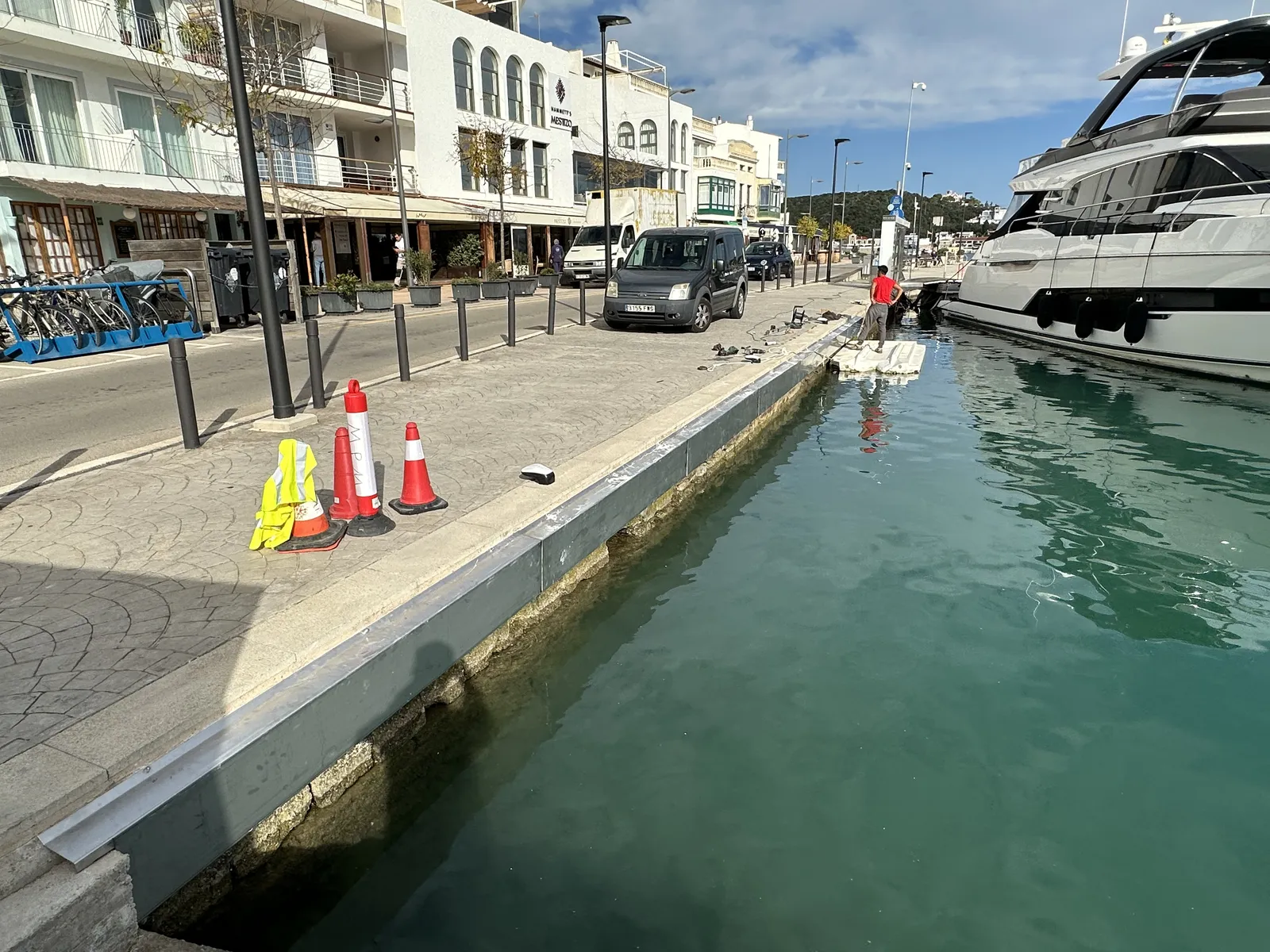 Remate de acero inoxidable para proteccion de tubos en pasarelas de yates en el puerto de mahon. en Menorca