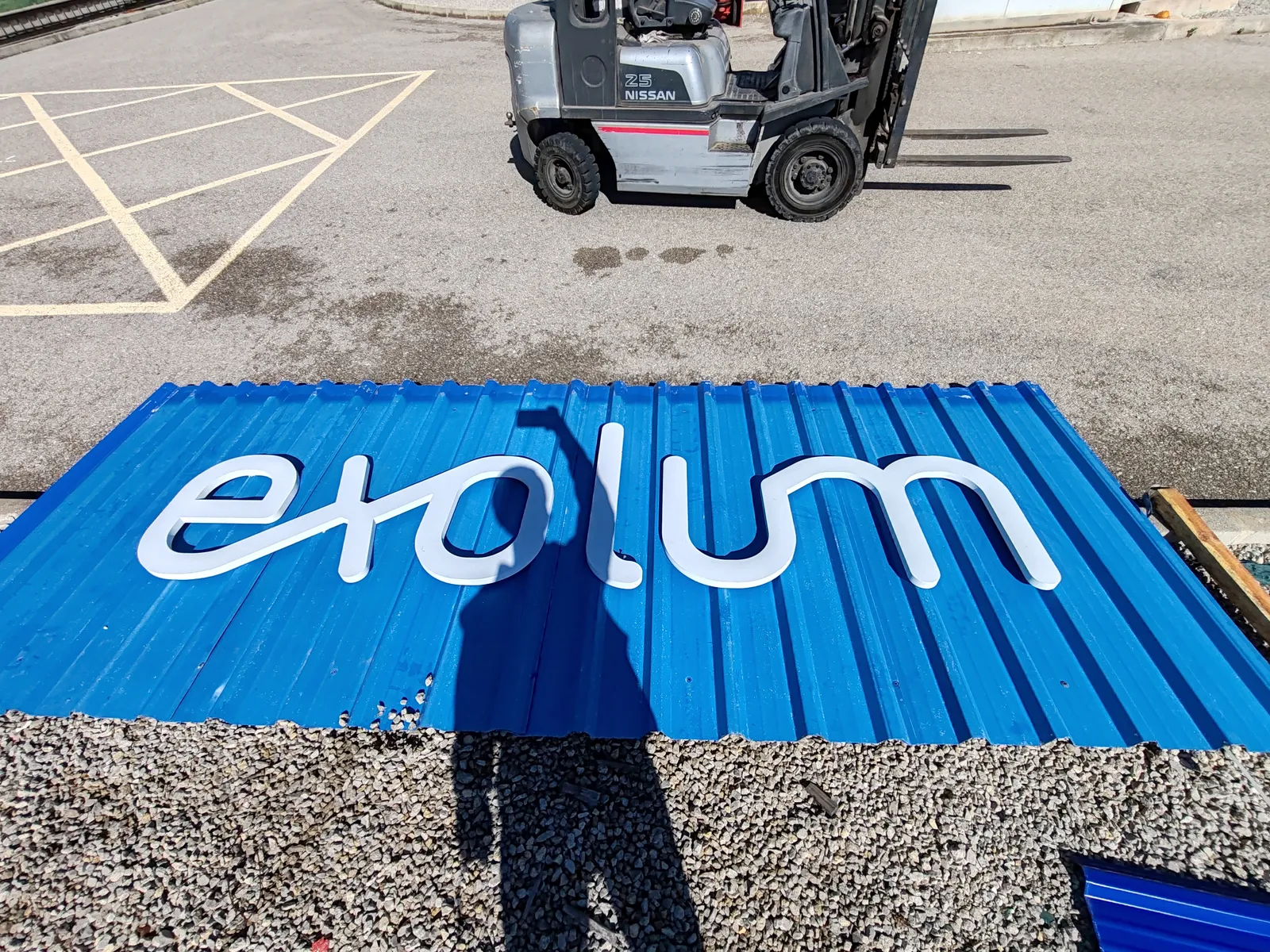 Renovación de cubierta y peto de cargadero por chapa HDX en Exolum Mahón en Mahón